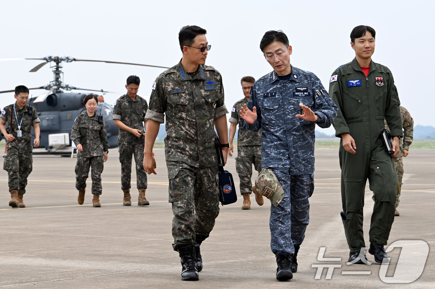 (서울=뉴스1) = 공군 제6탐색구조비행전대는 27일 항공의무능력 향상 방안을 모색하기 위해 이국종 국군대전병원장을 초청해 토의를 진행했다.6전대는 한반도 전역의 탐색구조 임무를 …