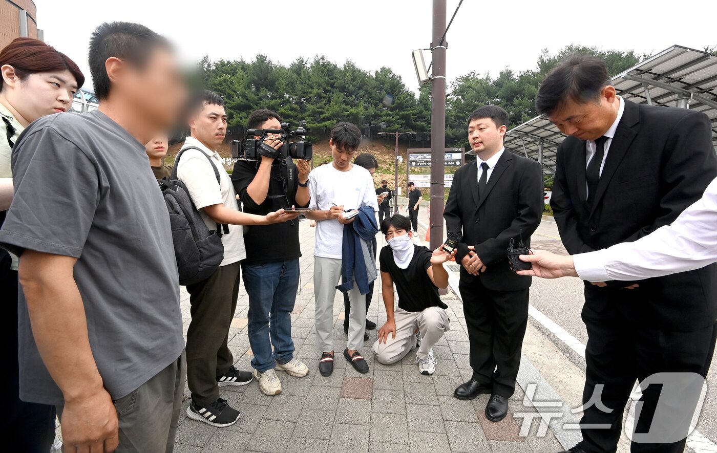 본문 이미지 - 박순관 아리셀 대표가 27일 오후 경기 화성시 모두누림센터에서 화성 아리셀 공장 화재사고 유가족을 만나 사과하고 있다. &#40;경인일보 제공&#41; 2024.6.27/뉴스1 ⓒ News1 김영운 기자