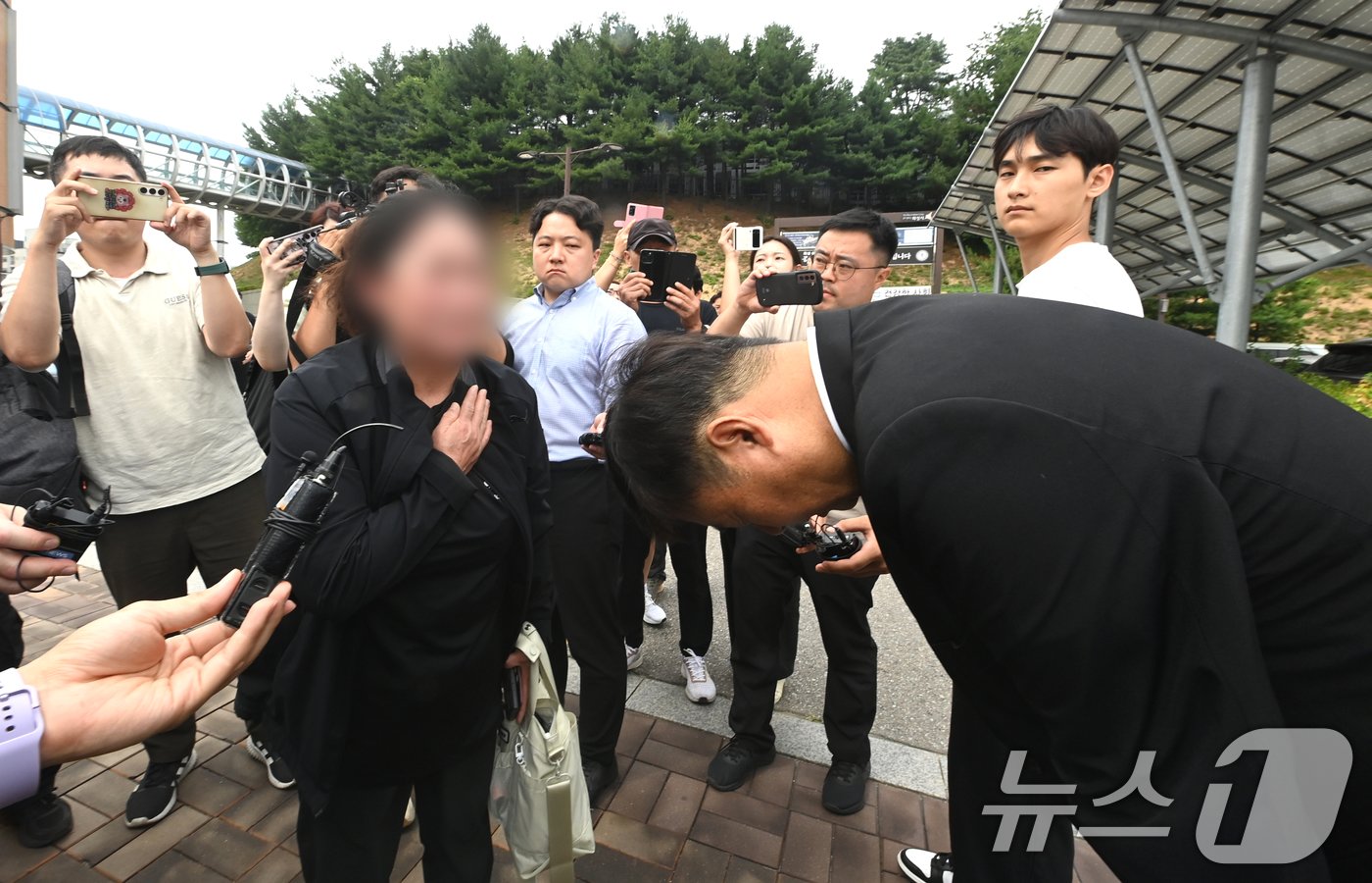 본문 이미지 - 박순관 아리셀 대표가 27일 오후 경기 화성시 모두누림센터에서 화성 아리셀 공장 화재사고 유가족을 만나 사과하고 있다. (경인일보 제공) 2024.6.27/뉴스1 ⓒ News1 김영운 기자