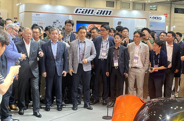 부산모빌리티쇼 둘러보는 정의선 회장