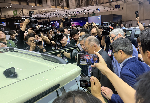 캐스퍼 일렉트릭 살펴보는 정의선 현대차그룹 회장