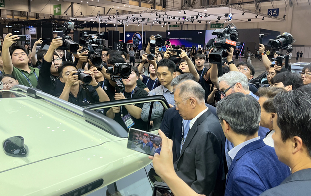 캐스퍼 EV 살펴보는 정의선 회장