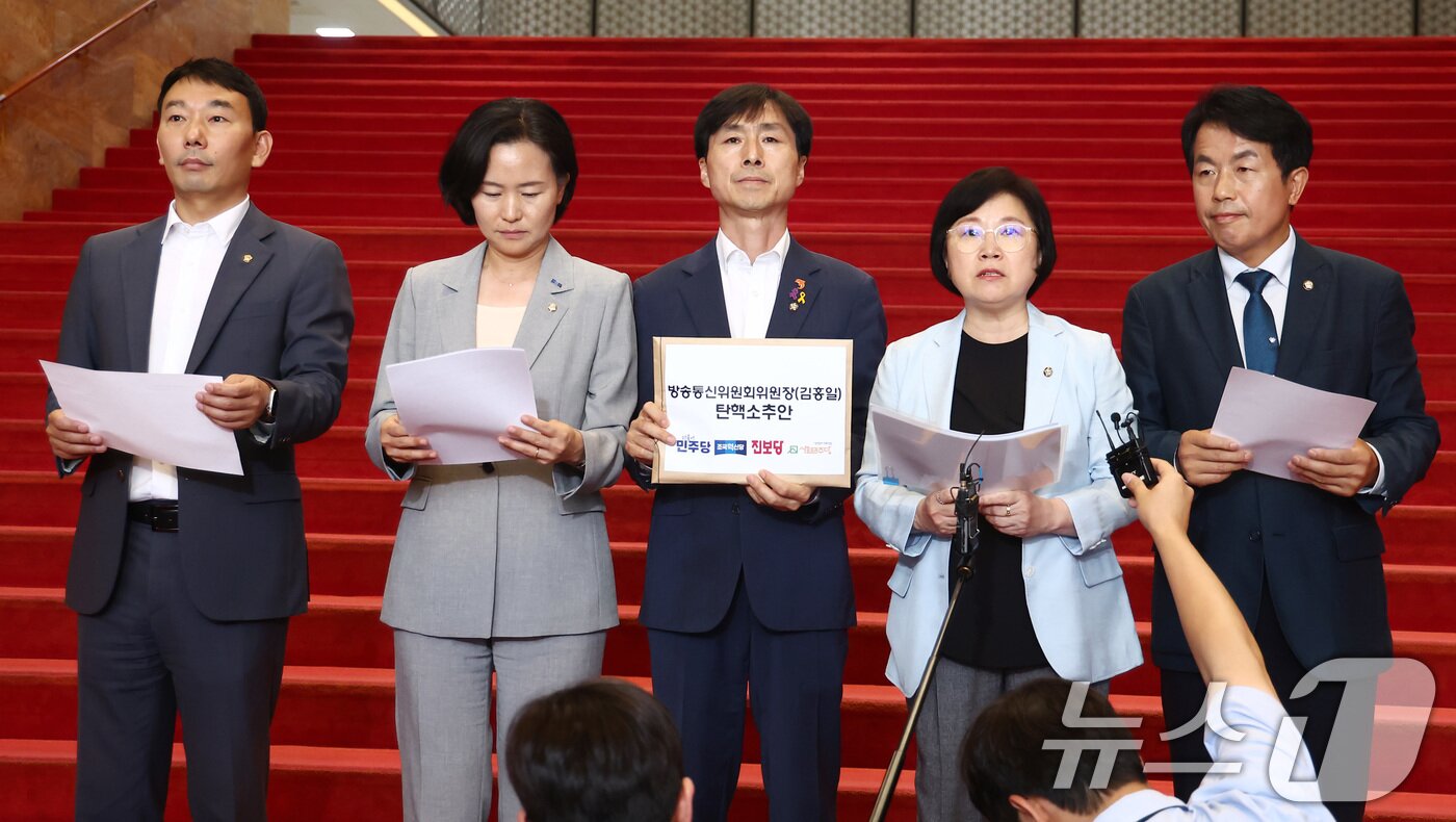 본문 이미지 - 더불어민주당, 조국혁신당, 진보당, 사회민주당 등 야5당 의원들이 27일 오후 서울 여의도 국회에서 김홍일 방송통신위원장에 대한 탄핵소추안을 제출하기에 앞서 기자회견을 하고 있다. 오른쪽부터 윤종오 진보당 의원, 김현 더불어민주당 의원, 한창민 사회민주당 의원, 이해민 조국혁신당 의원, 김용민 더불어민주당 의원. 2024.6.27/뉴스1 ⓒ News1 김민지 기자