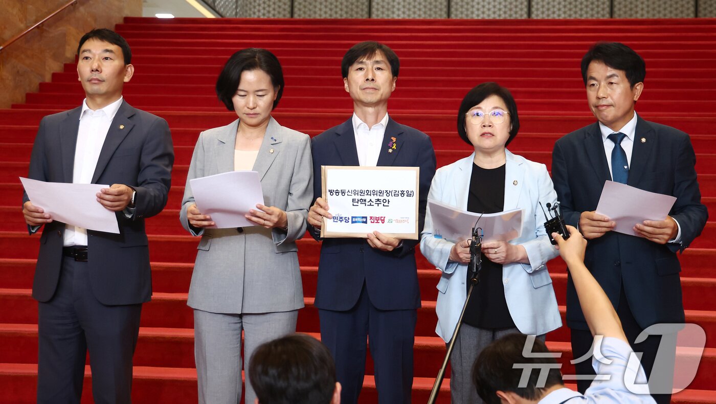 더불어민주당, 조국혁신당, 진보당, 사회민주당 등 야5당 의원들이 27일 오후 서울 여의도 국회에서 김홍일 방송통신위원장에 대한 탄핵소추안을 제출하기에 앞서 기자회견을 하고 있다. 오른쪽부터 윤종오 진보당 의원, 김현 더불어민주당 의원, 한창민 사회민주당 의원, 이해민 조국혁신당 의원, 김용민 더불어민주당 의원. 2024.6.27/뉴스1 ⓒ News1 김민지 기자