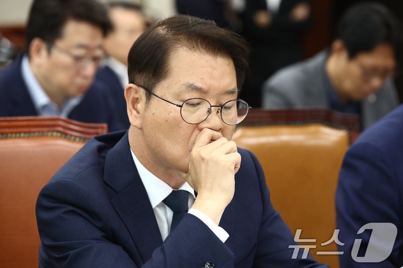 본문 이미지 - 이정식 고용노동부장관이 지난달 27일 오후 서울 여의도 국회에서 열린 환경노동위원회 전체회의 노동조합 및 노동관계조정법 일부개정법률안에 대한 입법청문회에 증인으로 출석해 자료를 살펴보고 있다. ⓒ News1 이광호 기자