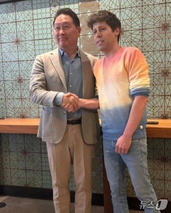본문 이미지 - 미국 출장 중인 최태원 SK그룹 회장이 지난해 6월 27일 현지에서 샘 올트먼 오픈AI 최고경영자&#40;CEO&#41;를 만나 악수하고 있다.&#40;최태원 SK그룹 회장 인스타그램&#41; 2024.6.27/뉴스1