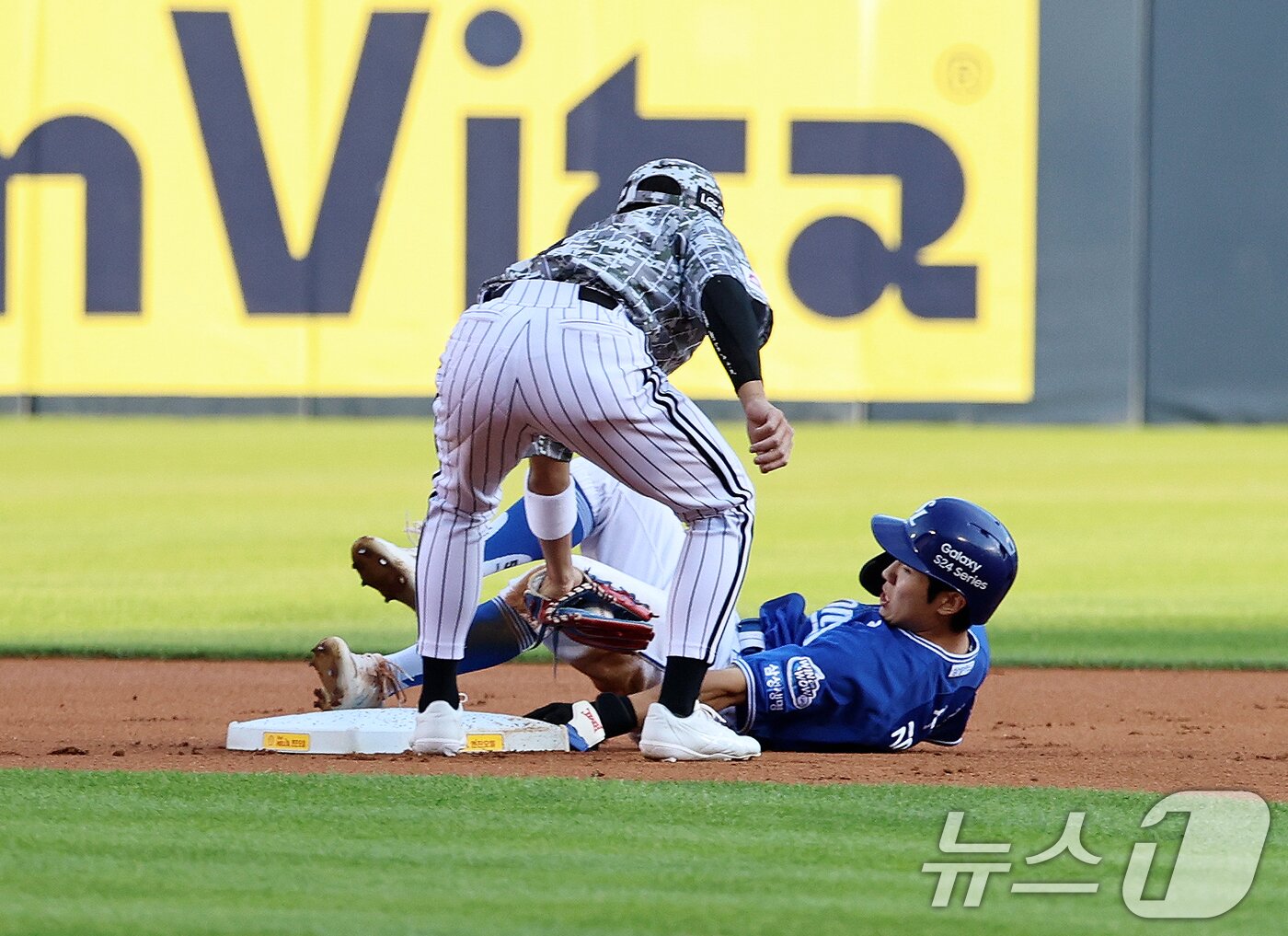 본문 이미지 - 27일 오후 서울 송파구 잠실야구장에서 열린 프로야구 ' 2024 신한은행 SOL뱅크 KBO리그' LG 트윈스와 삼성 라이온즈'의 경기에서 삼성의 1회초 무사 1루 상황 김헌곤 타석때 1루 주자 김지찬이 2루를 훔치고 있다. 2024.6.27/뉴스1 ⓒ News1 구윤성 기자