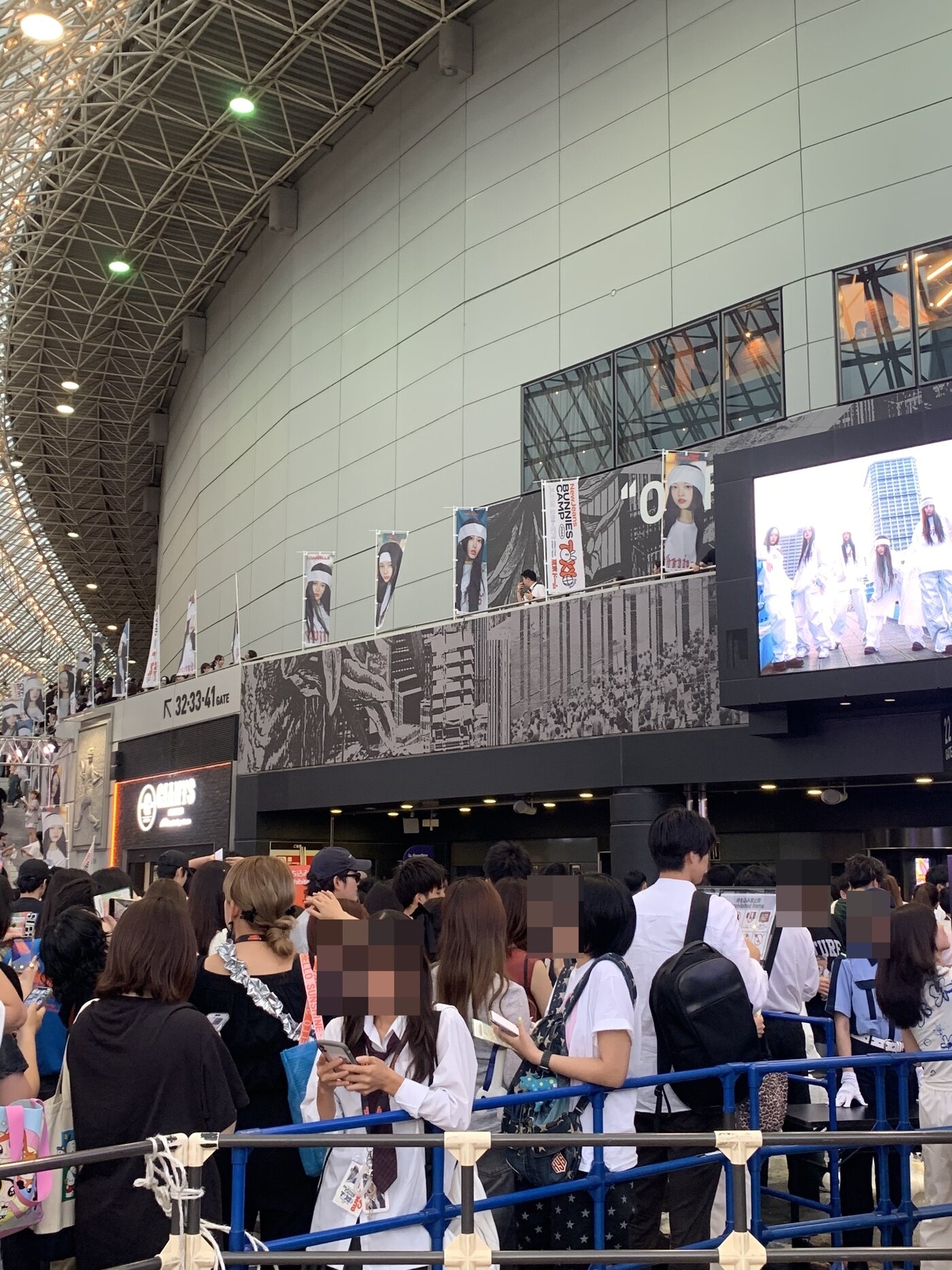 본문 이미지 - 도쿄돔에서 대기 중인 팬들/김민지 기자