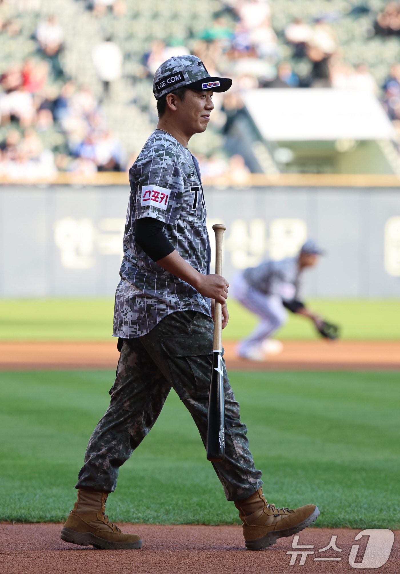 (서울=뉴스1) 구윤성 기자 = 27일 오후 서울 송파구 잠실야구장에서 열린 프로야구 ' 2024 신한은행 SOL뱅크 KBO리그' LG 트윈스와 삼성 라이온즈'의 경기에 앞서 육군 …