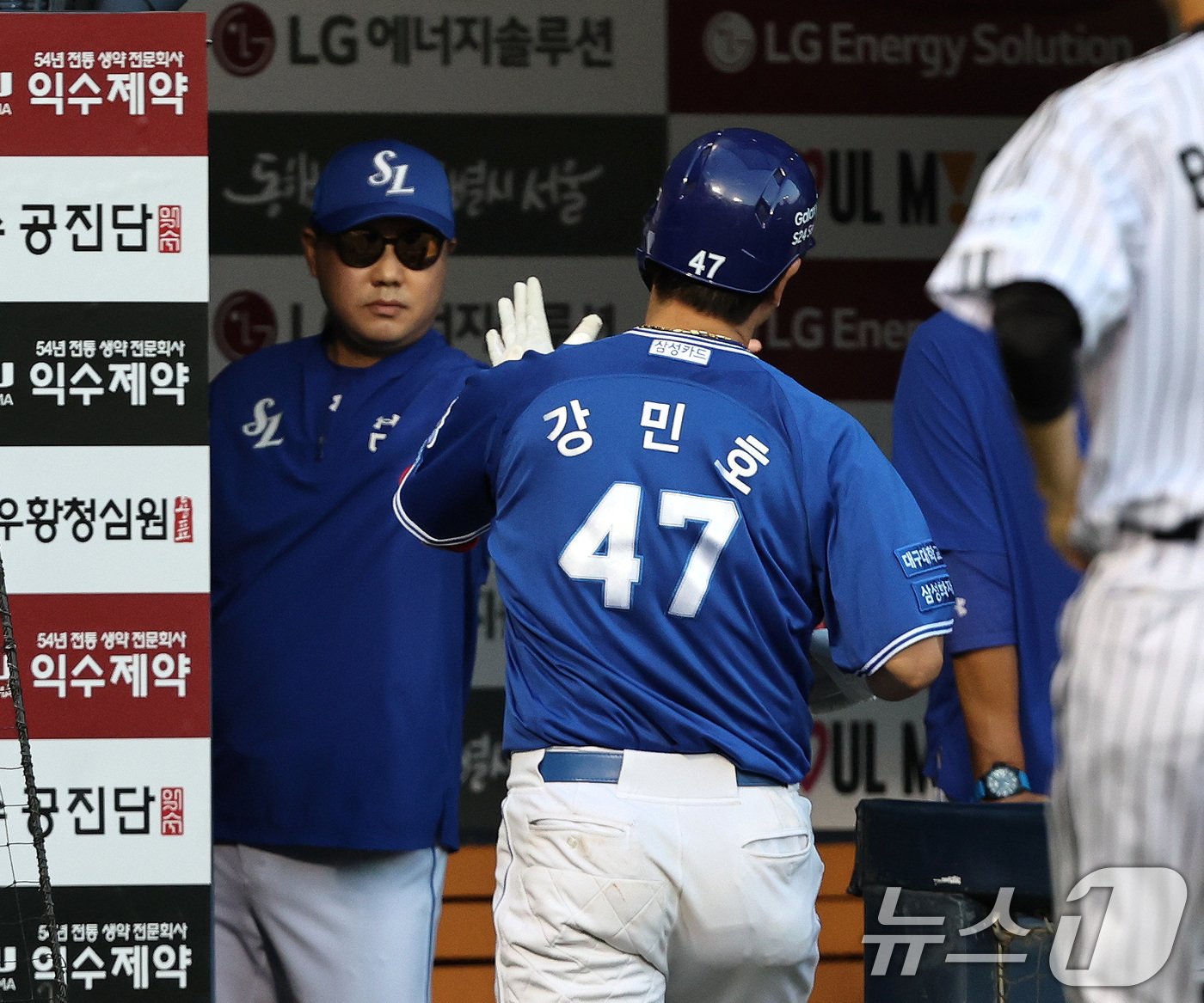 27일 오후 서울 송파구 잠실야구장에서 열린 프로야구 &#39; 2024 신한은행 SOL뱅크 KBO리그&#39; LG 트윈스와 삼성 라이온즈&#39;의 경기에서 삼성의 4회초 무사 1,2루 상황 강민호가 희생플라이로 1타점을 낸 뒤 박진만 감독과 하이파이브 하고 있다. 2024.6.27/뉴스1 ⓒ News1 구윤성 기자