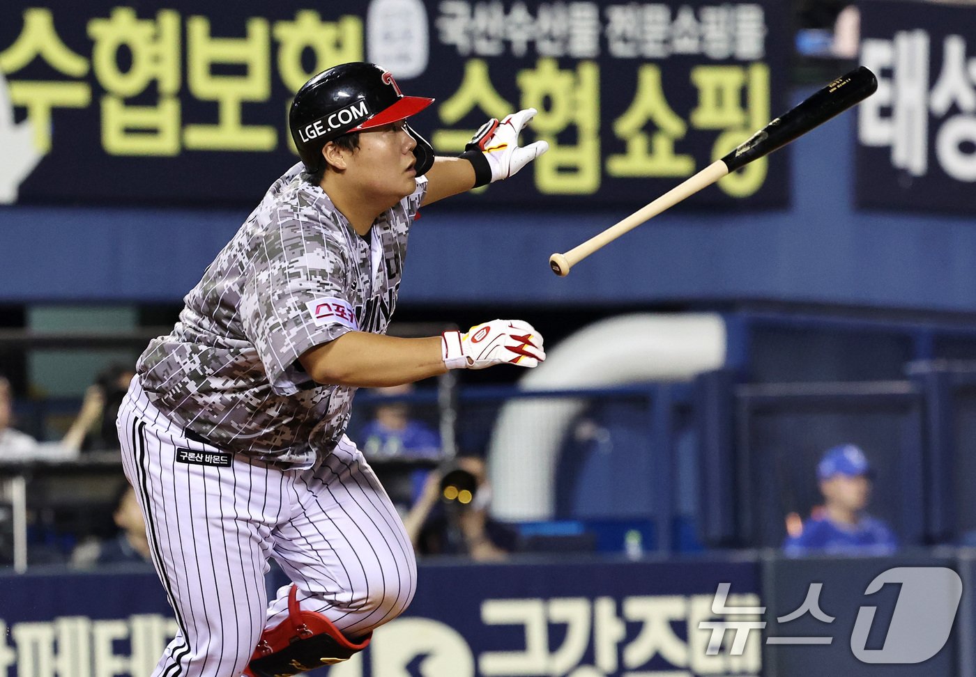 본문 이미지 - 27일 오후 서울 송파구 잠실야구장에서 열린 프로야구 ' 2024 신한은행 SOL뱅크 KBO리그' LG 트윈스와 삼성 라이온즈'의 경기에서 LG의 8회말 2사 주자 없는 상황, 김범석이 안타를 치고 있다. 2024.6.27/뉴스1 ⓒ News1 구윤성 기자