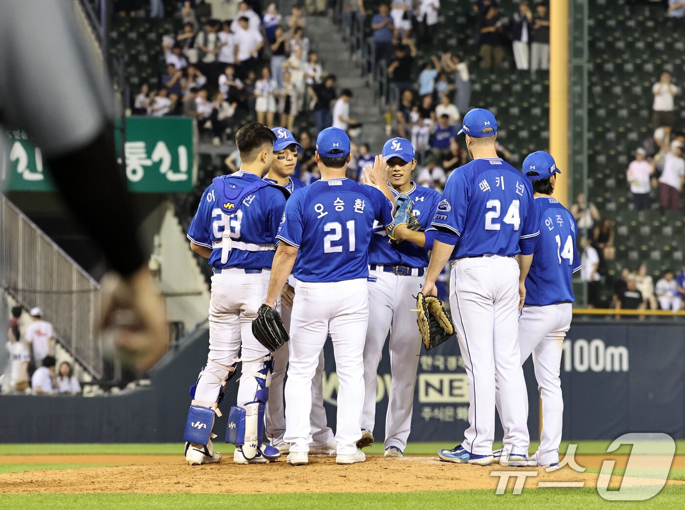 본문 이미지 - 27일 오후 서울 송파구 잠실야구장에서 열린 프로야구 ' 2024 신한은행 SOL뱅크 KBO리그' LG 트윈스와 삼성 라이온즈'의 경기에서 LG에 2대 1 승리를 거둔 삼성 선수들이 기쁨을 나누고 있다. 2024.6.27/뉴스1 ⓒ News1 구윤성 기자