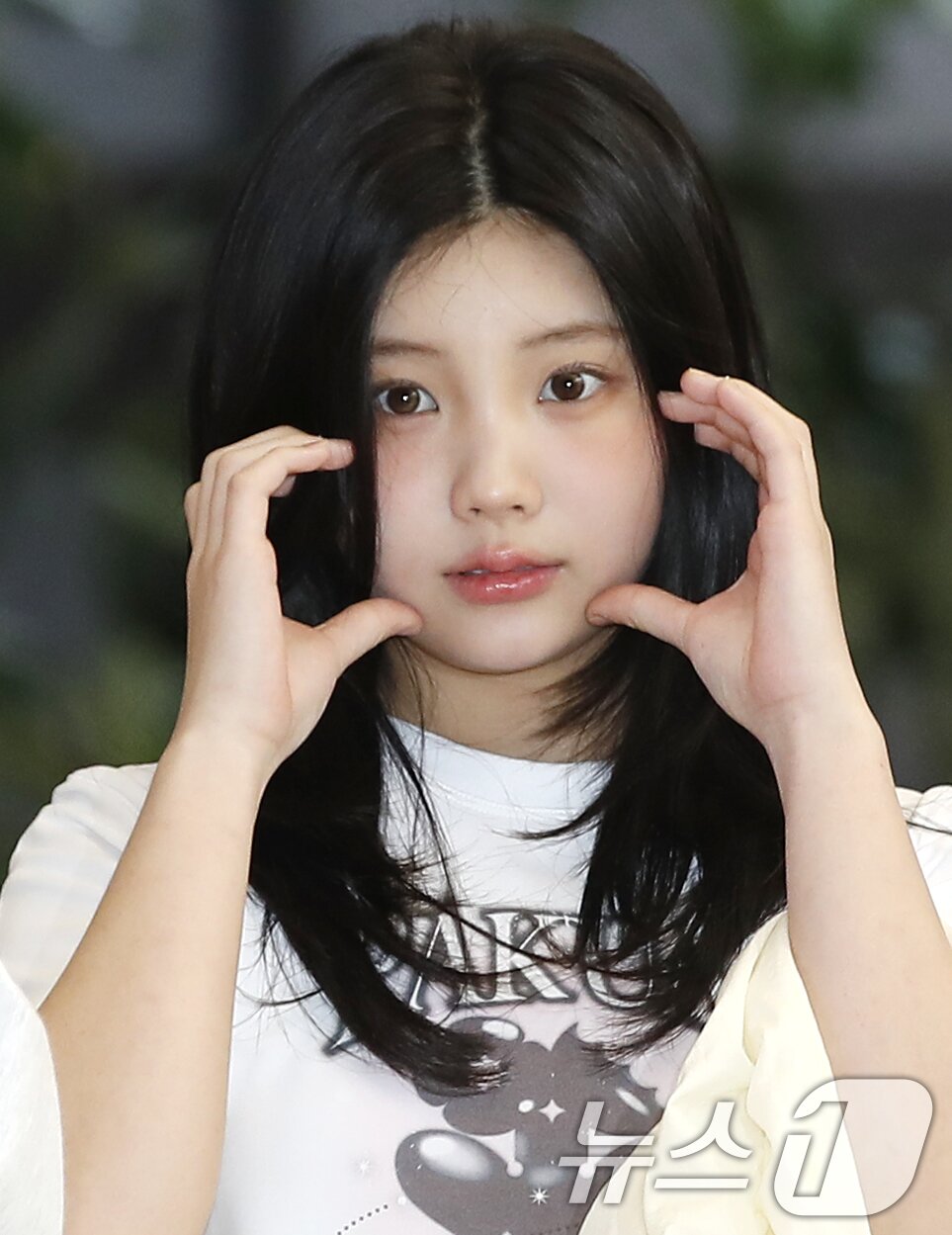 본문 이미지 - 아일릿 원희가 28일 해외 일정을 위해 김포공항에 도착해 일본으로 출국하기 전 볼 하트 포즈를 취하고 있다. ⓒ News1 권현진 기자