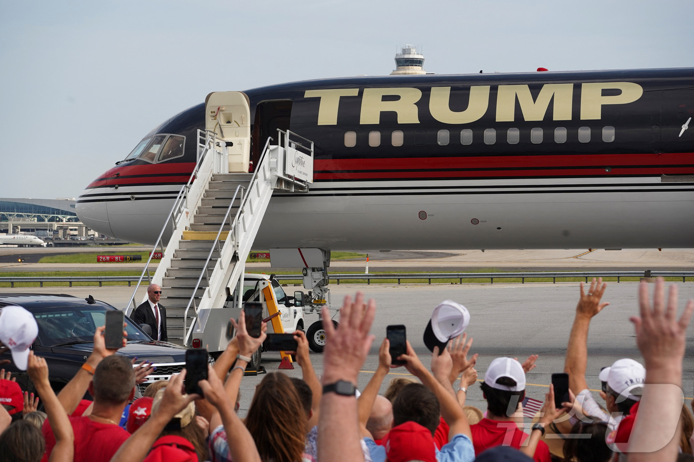 (애틀랜타 로이터=뉴스1) 임여익 기자 = 공화당 대선 후보이자 전 미국 대통령인 도널드 트럼프가 대선 토론회를 위해 27일(현지시간) 조지아주 하츠필드-잭슨 애틀랜타 국제공항에 …
