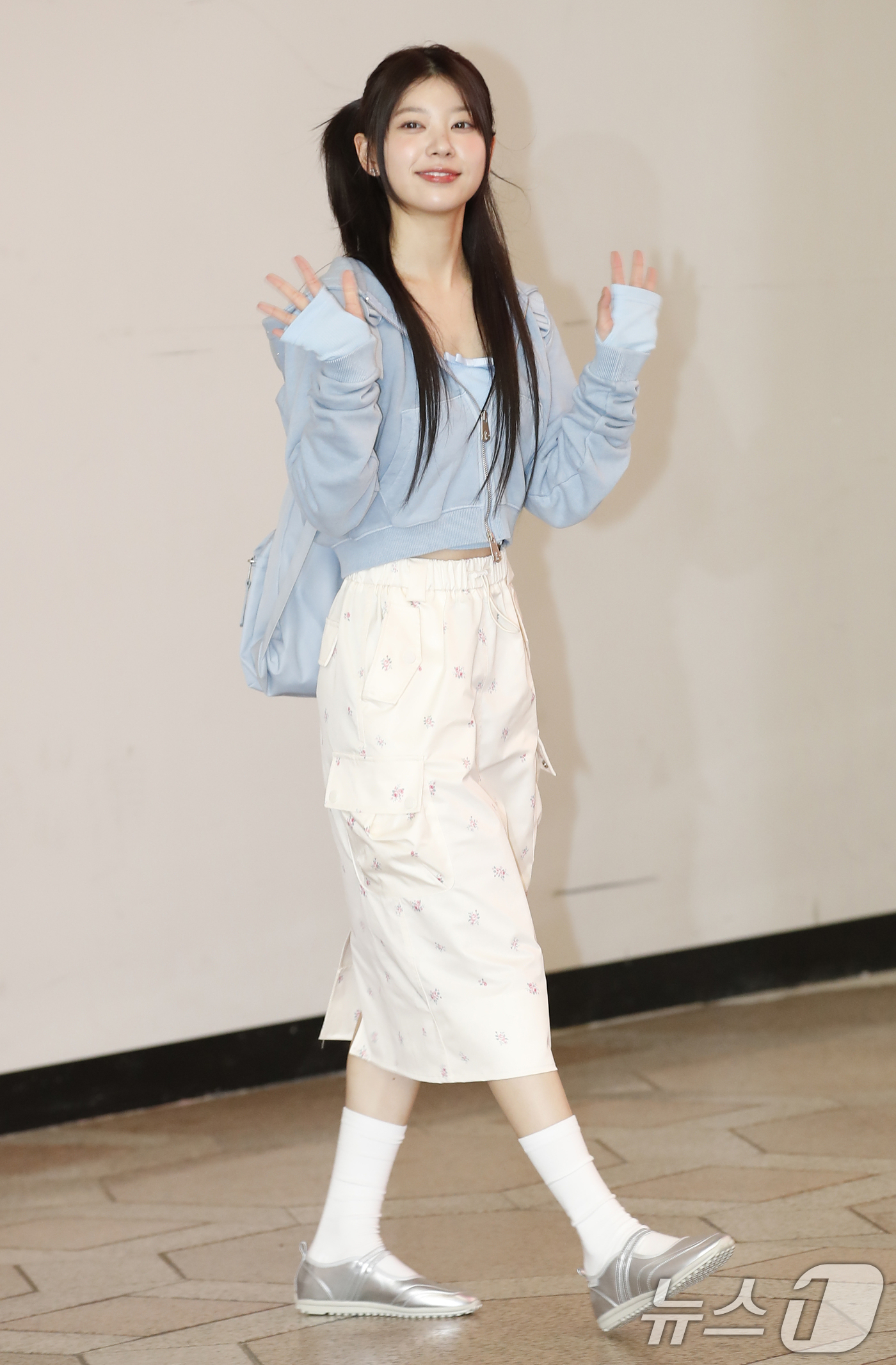 (김포공항=뉴스1) 권현진 기자 = 아일릿 모카가 28일 해외 일정을 위해 김포공항에 도착해 일본으로 출국하고 있다. 2024.6.28/뉴스1