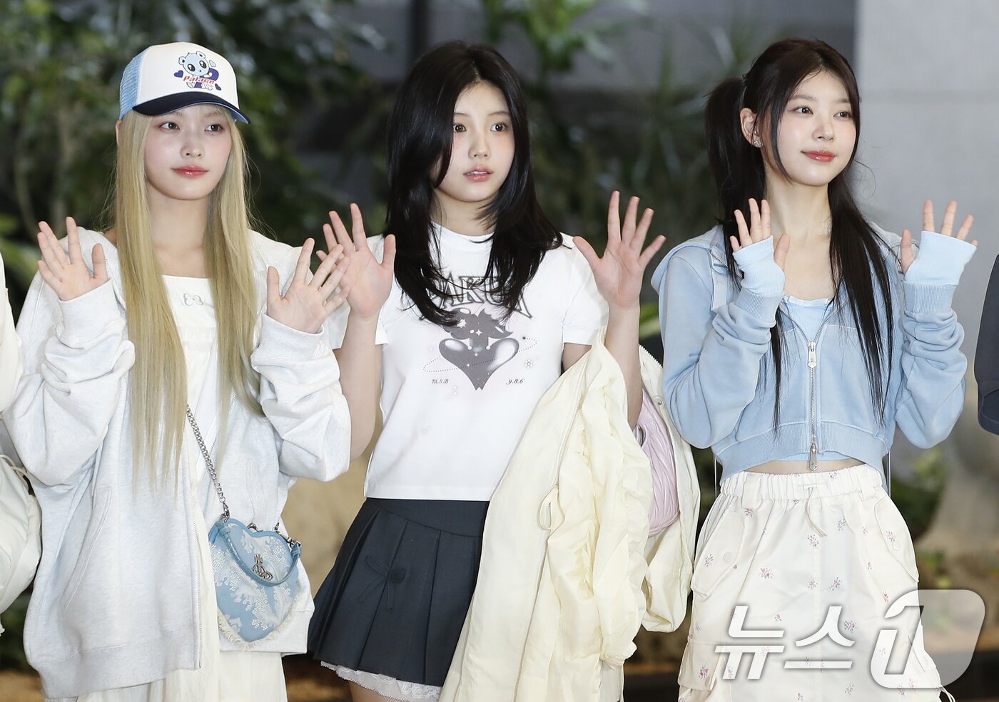 본문 이미지 - 아일릿 이로하(왼쪽부터)와 원희, 모카가 28일 해외 일정을 위해 김포공항에 도착해 일본으로 출국하기 전 인사를 하고 있다. ⓒ News1 권현진 기자