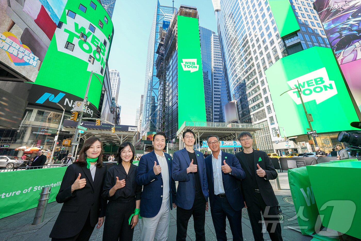 본문 이미지 - 왼쪽부터 김효정 CPO·손혜은 CDO·김용수 CSO·김준구 CEO·데이비드 COO&CFO·박찬규 CTO가 기념사진을 찍고 있다.(네이버웹툰 제공)
