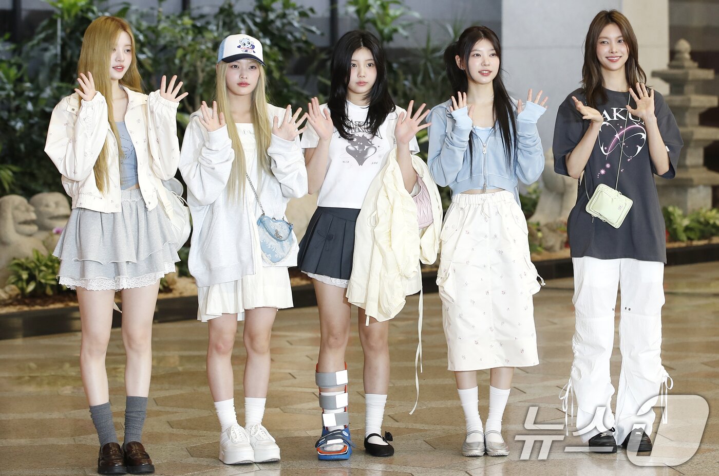 본문 이미지 - 아일릿 민주(왼쪽부터)와 이로하, 원희, 모카, 윤아가 28일 해외 일정을 위해 김포공항에 도착해 일본으로 출국하기 포즈를 취하고 있다. ⓒ News1 권현진 기자