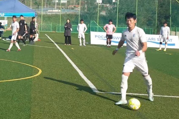 본문 이미지 - 손흥윤이 풋살 대회에서 공을 차는 모습. (유튜브 갈무리)