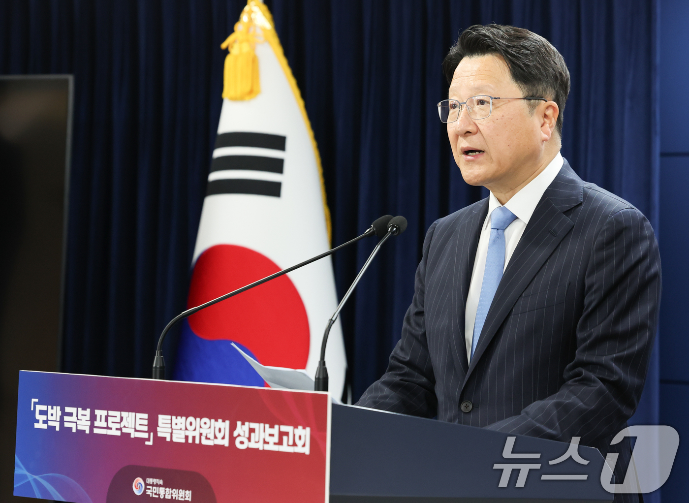 (서울=뉴스1) 허경 기자 = 방문석 도박극복프로젝트 특위 위원장이 28일 서울 종로구 정부서울청사 브리핑실에서 국민통합위원회 도박극복프로젝트 특위 정책제안 브리핑을 하고 있다. …