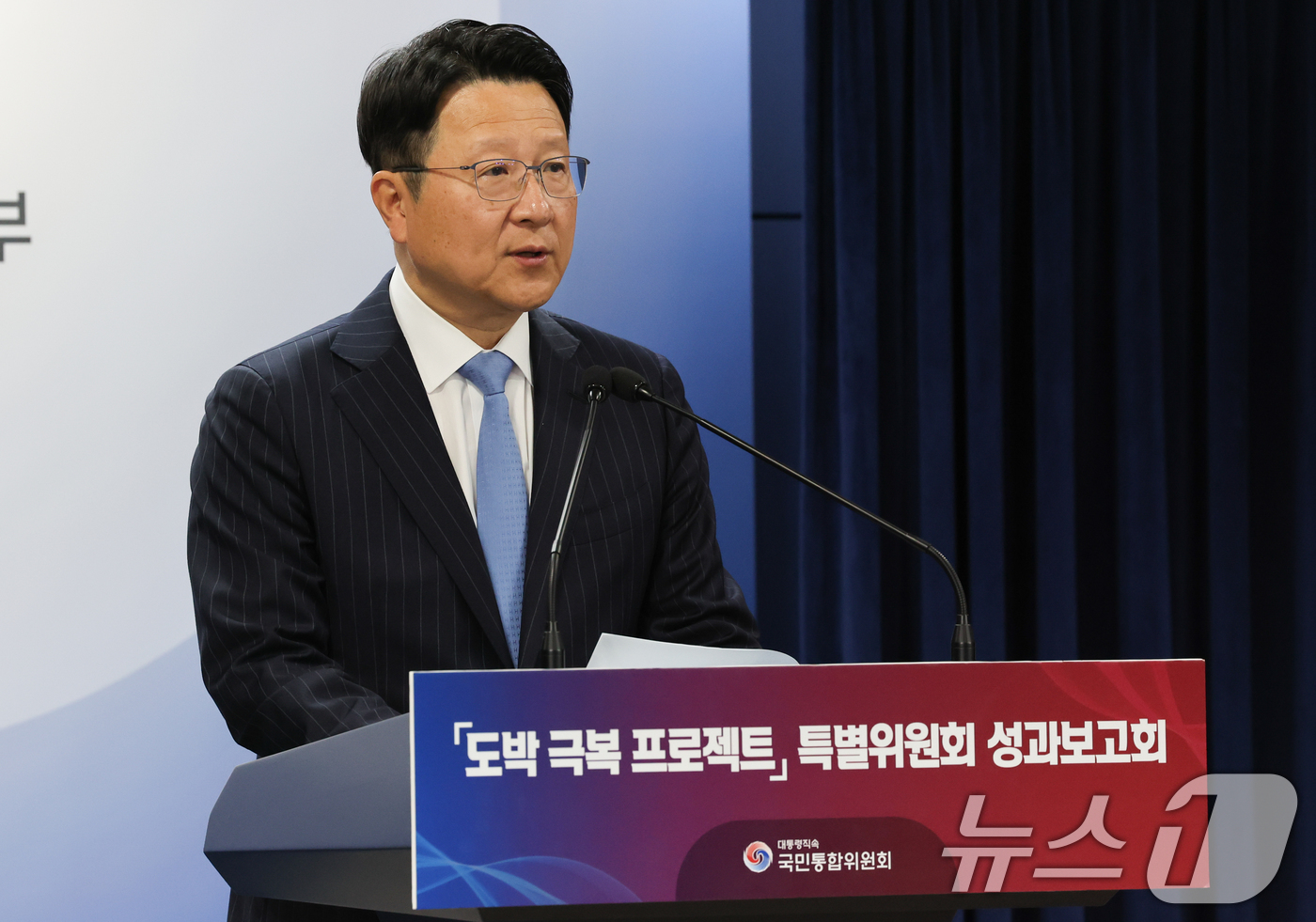 (서울=뉴스1) 허경 기자 = 방문석 도박극복프로젝트 특위 위원장이 28일 서울 종로구 정부서울청사 브리핑실에서 국민통합위원회 도박극복프로젝트 특위 정책제안 브리핑을 하고 있다. …