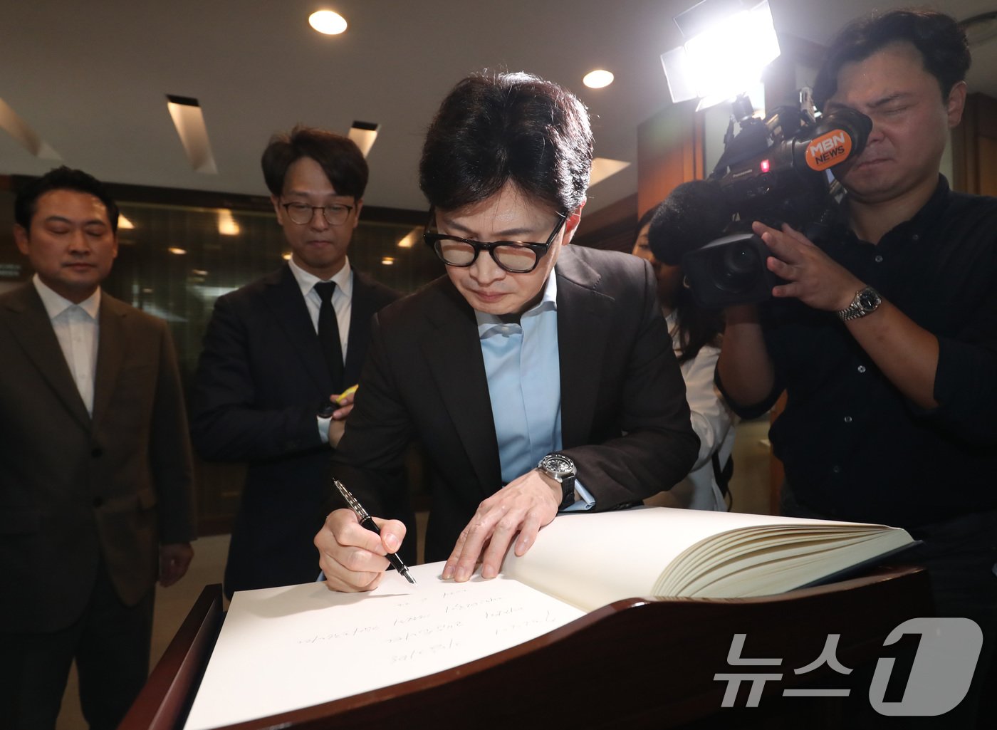 본문 이미지 - 국민의힘 당권주자인 한동훈 전 비상대책위원장이 28일 오전 부산 남구 유엔기념공원을 찾아 참배한 후 방명록을 작성하고 있다. 한 전 장관은 방명록에 "73년이 지났지만 여전히 고맙습니다. 대한민국이 영원히 감사드립니다＂라고 적었다. 2024.6.28/뉴스1 ⓒ News1 윤일지 기자