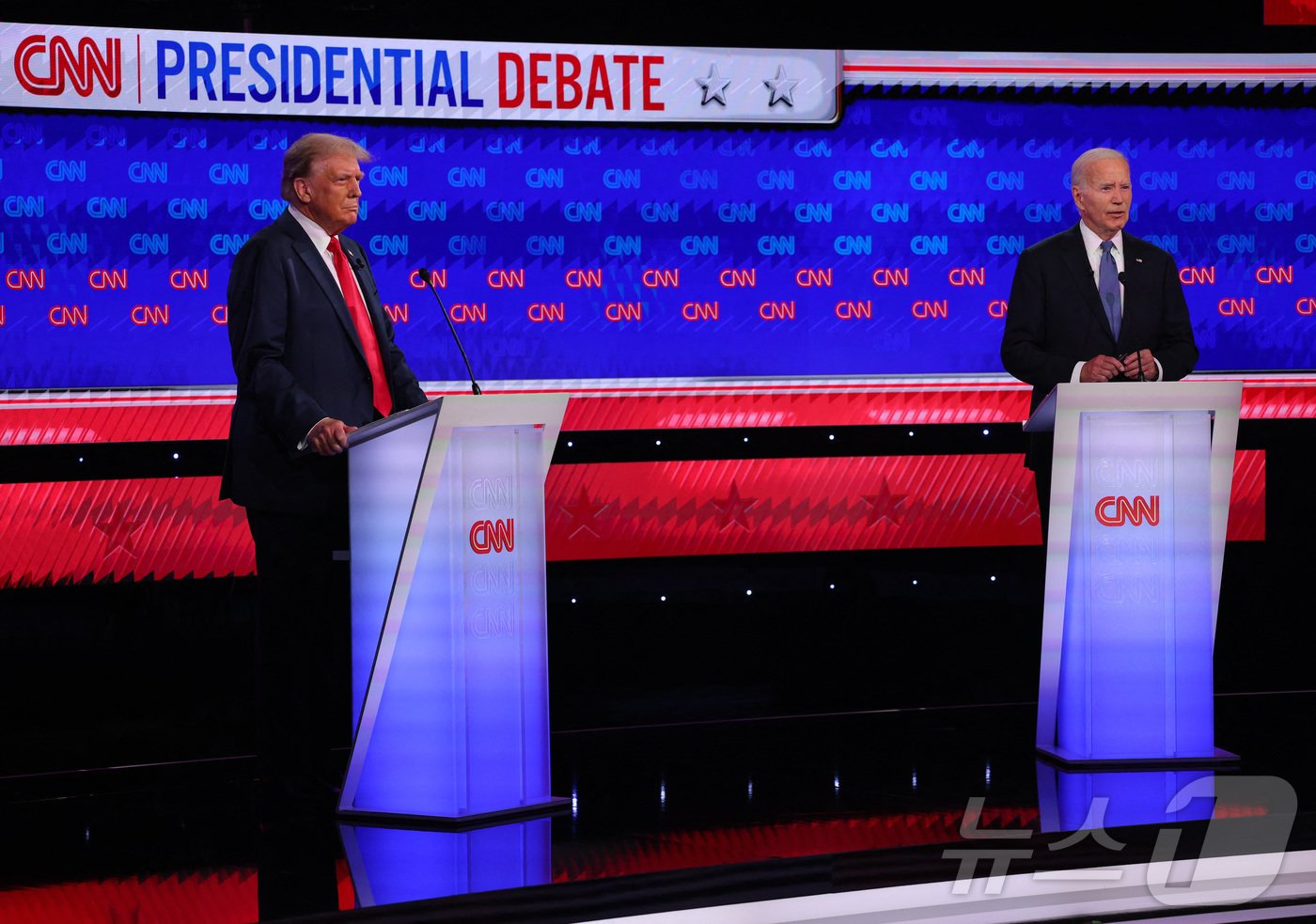 본문 이미지 - 지난달 27일(현지시간) 미국 애틀랜타 CNN 스튜디오에서 조 바이든 미국 대통령과 도널드 트럼프 전 미국 대통령 간 TV 토론회가 진행되고 있다. 2024.06.27 ⓒ 로이터=뉴스1 ⓒ News1 임여익 기자