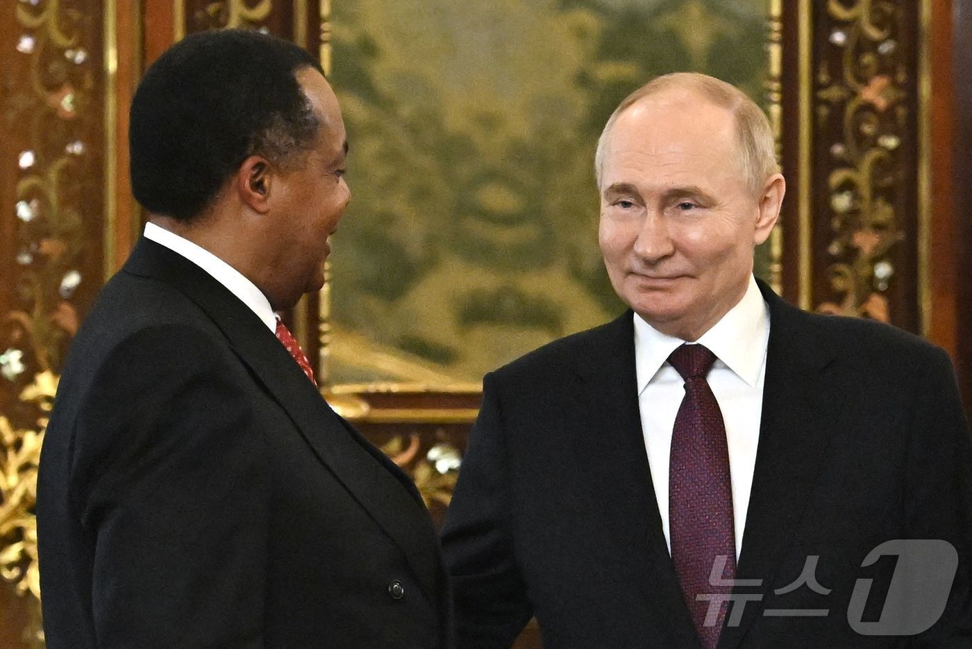 본문 이미지 - 블라디미르 푸틴 러시아 대통령이 27일&#40;현지시간&#41; 모스크바 크렘린 궁에서 드니 사수 은게소 콩고 공화국 대통령과 만나 얘기를 하고 있다. 2024.06.28 ⓒ AFP=뉴스1 ⓒ News1 우동명 기자