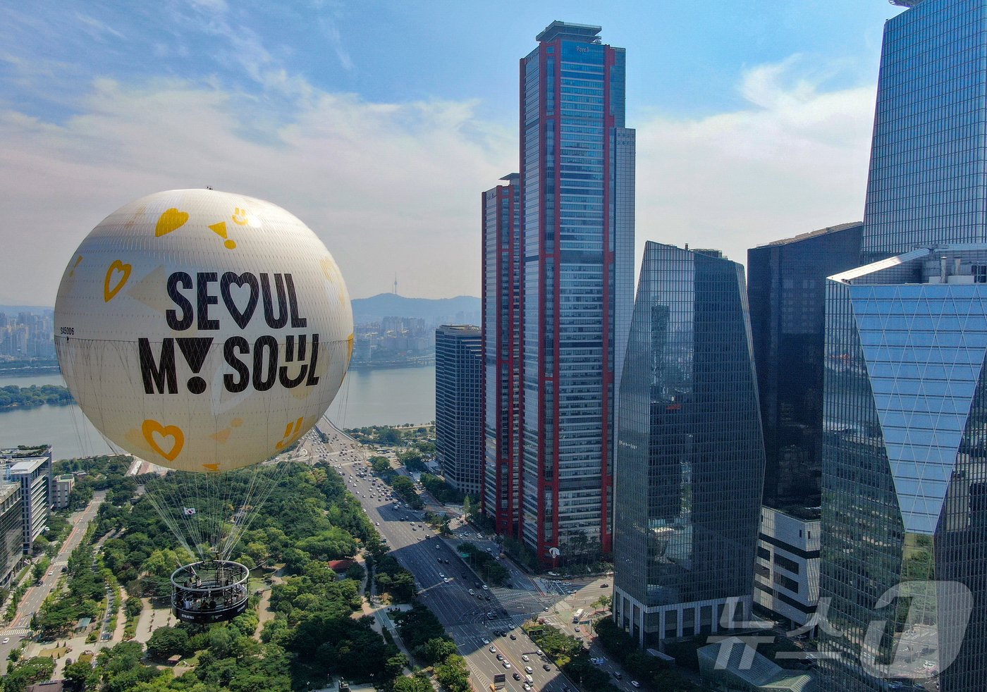 본문 이미지 - 28일 서울 영등포구 여의도공원 상공에 보름달 모양의 계류식 기구 '서울달'이 시험 비행을 하고 있다. 2024.6.28/뉴스1 ⓒ News1 김진환 기자