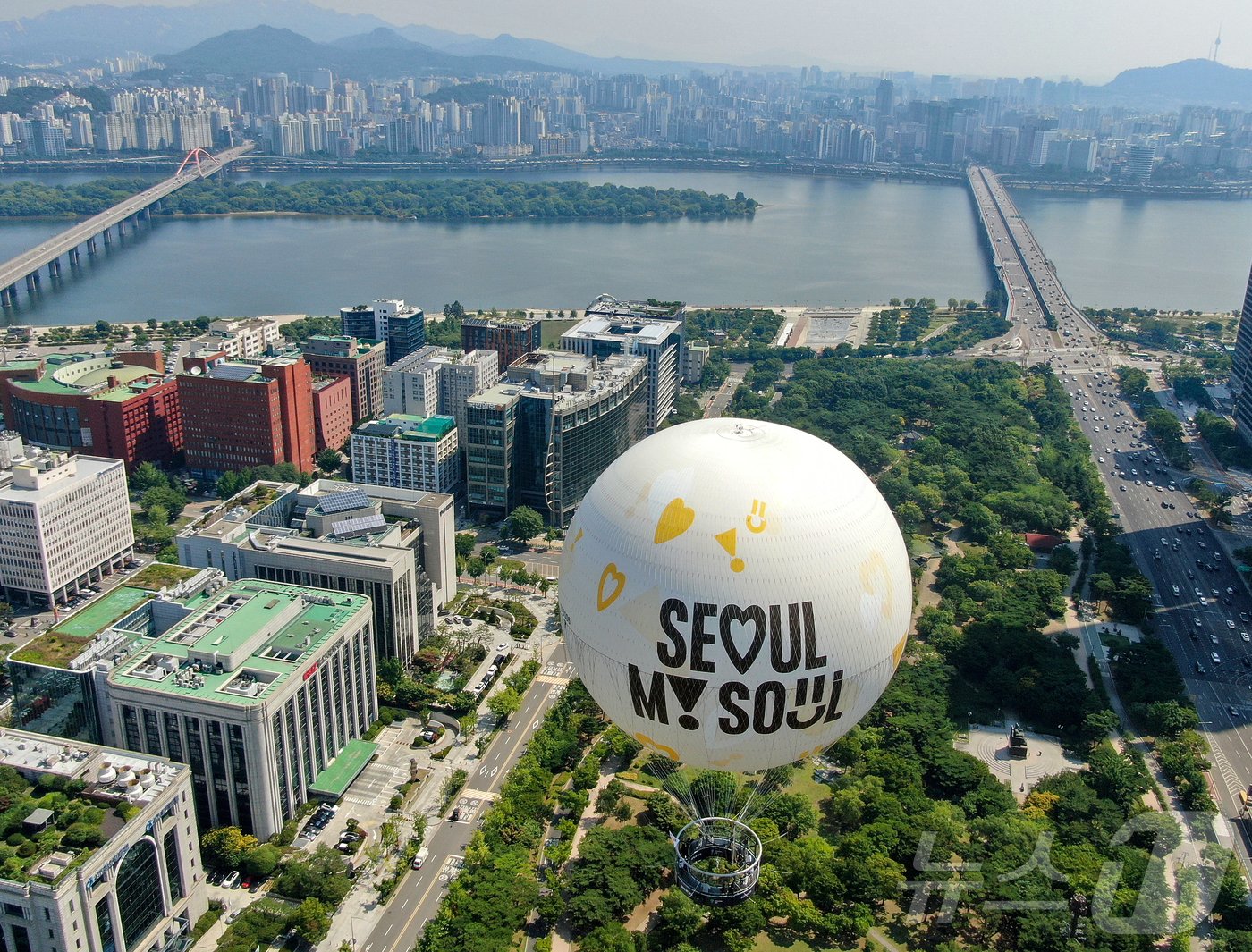 본문 이미지 - 28일 서울 영등포구 여의도공원 상공에 보름달 모양의 계류식 기구 '서울달'이 시험 비행을 하고 있다. 2024.6.28/뉴스1 ⓒ News1 김진환 기자