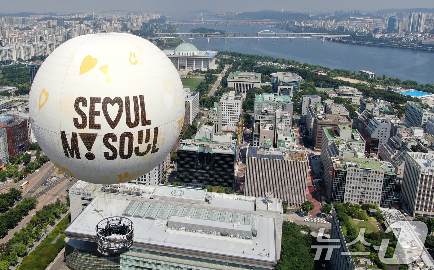 28일 서울 영등포구 여의도공원 상공에 보름달 모양의 계류식 기구 &#39;서울달&#39;이 시험 비행을 하고 있다. 2024.6.28/뉴스1 ⓒ News1 김진환 기자