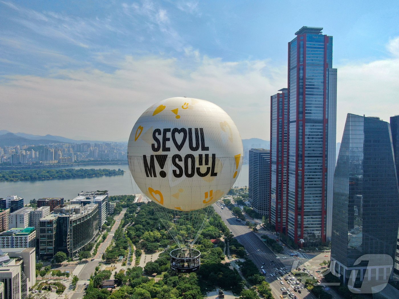 본문 이미지 - 28일 서울 영등포구 여의도공원 상공에 보름달 모양의 계류식 기구 '서울달'이 시험 비행을 하고 있다. 2024.6.28/뉴스1 ⓒ News1 김진환 기자