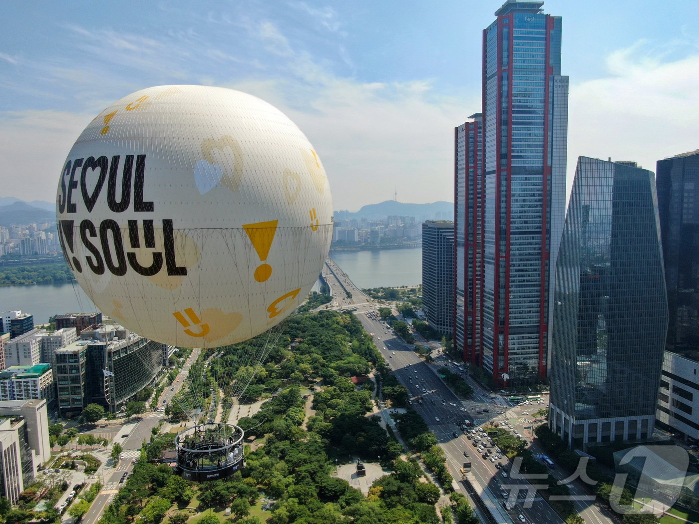 본문 이미지 - 28일 서울 영등포구 여의도공원 상공에 보름달 모양의 계류식 기구 '서울달'이 시험 비행을 하고 있다. 2024.6.28/뉴스1 ⓒ News1 김진환 기자