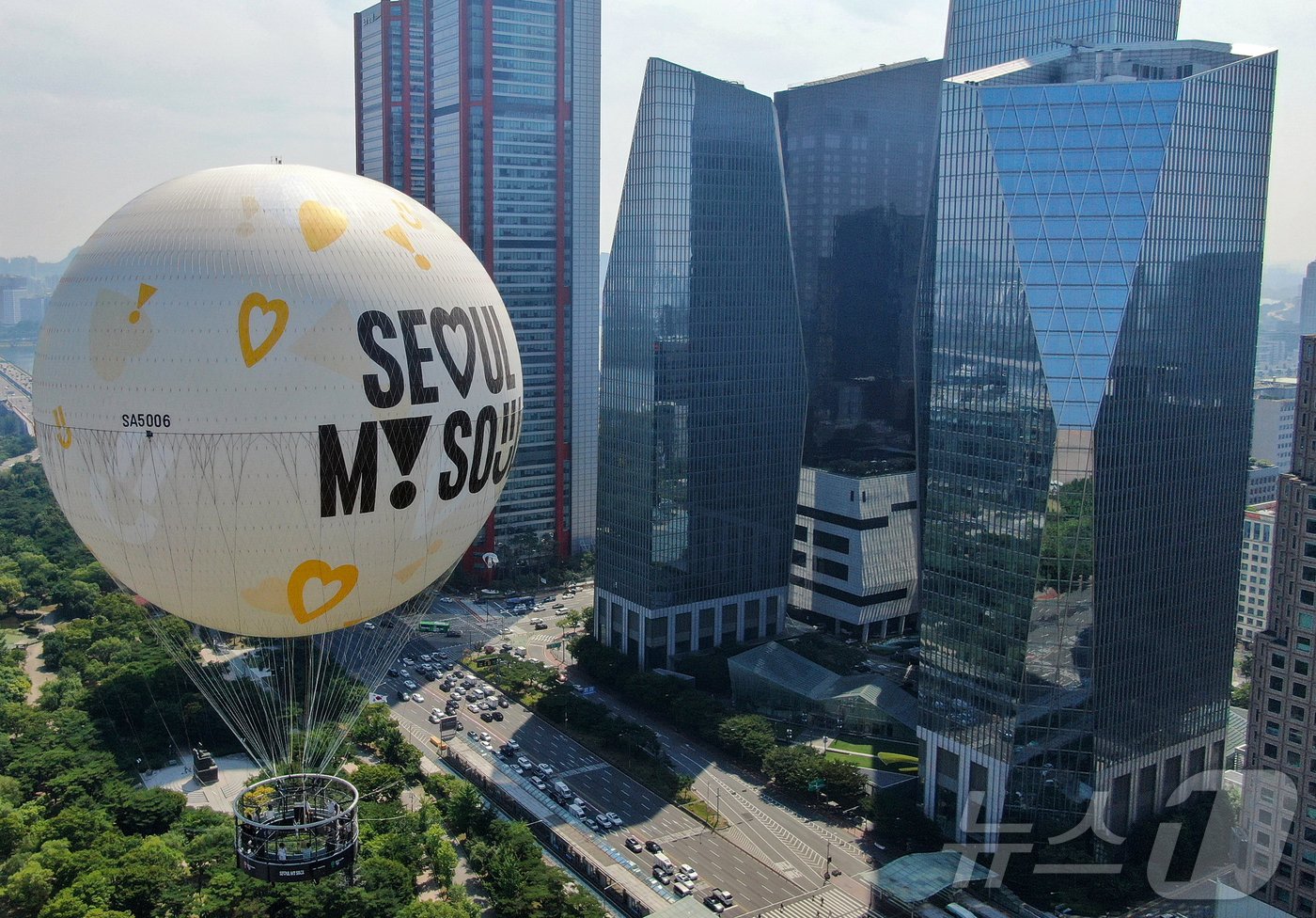 28일 서울 영등포구 여의도공원 상공에 보름달 모양의 계류식 기구 &#39;서울달&#39;이 시험 비행을 하고 있다. 2024.6.28/뉴스1 ⓒ News1 김진환 기자