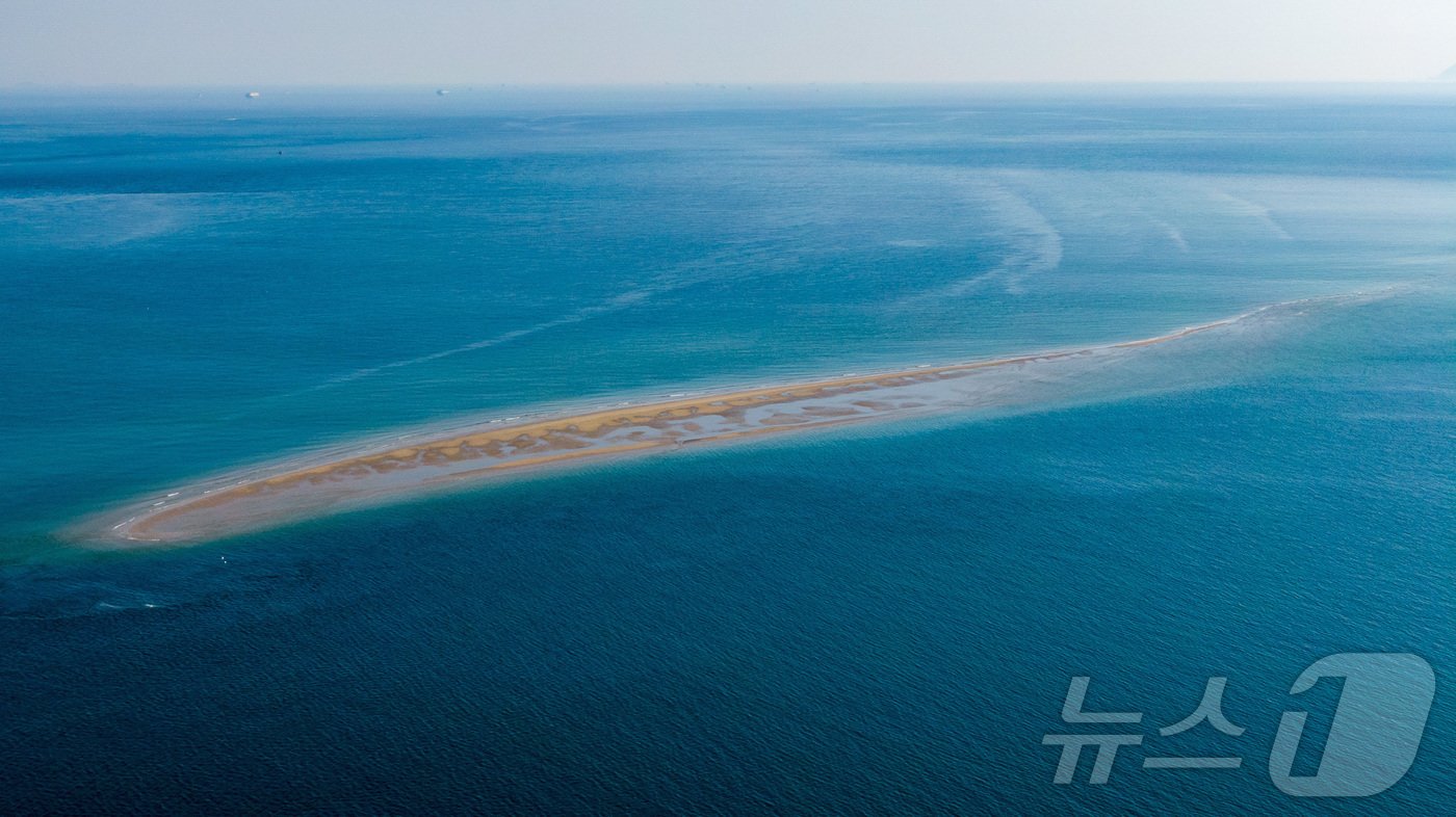 본문 이미지 - 썰물 때 드러나는 해양생태계의 보고, 모래섬 풀등&#40;한국관광공사 제공&#41;