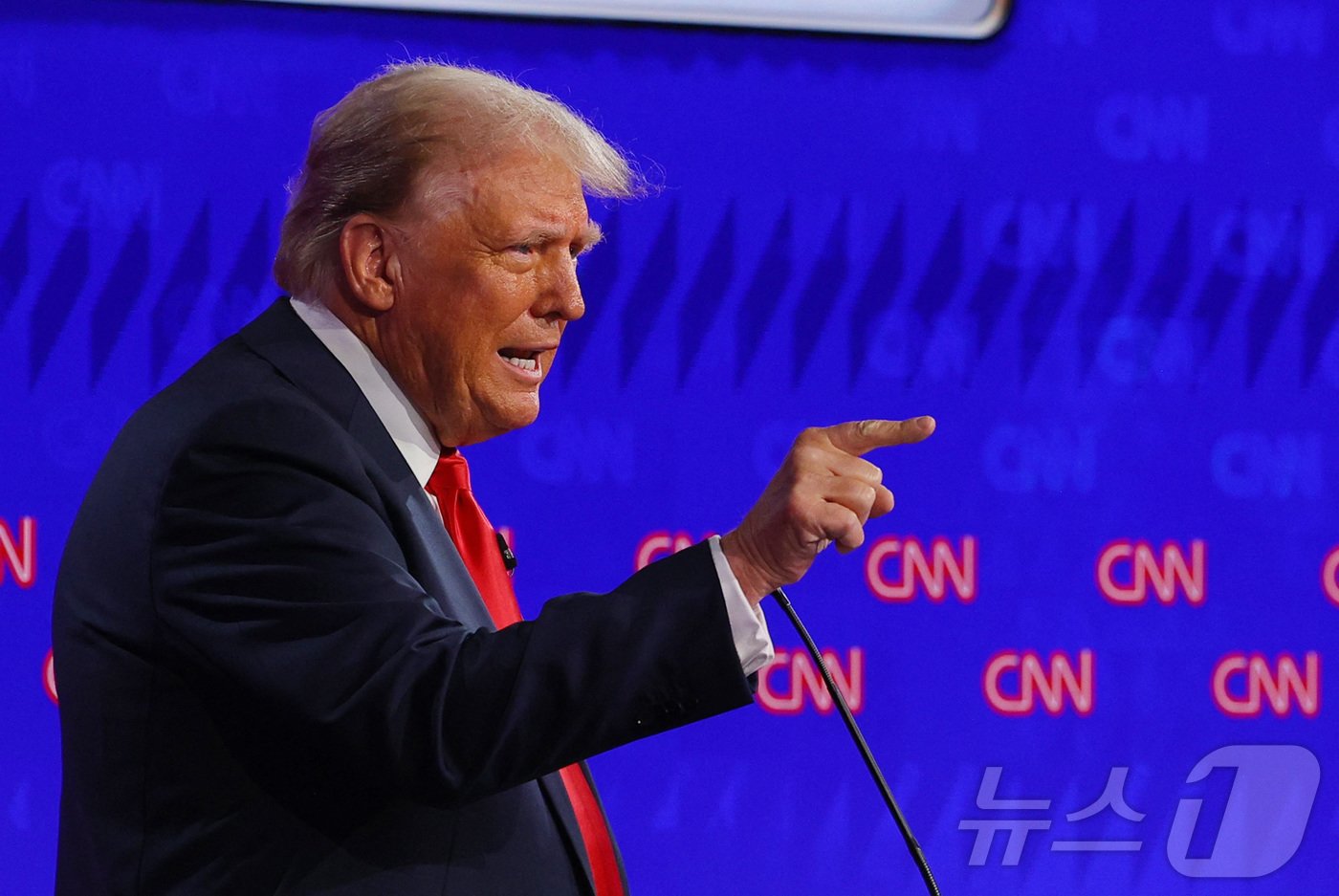 본문 이미지 - 27일&#40;현지시간&#41; 미국 애틀랜타 CNN 스튜디오에서 대선 후보 첫 토론회가 열린 가운데, 도널드 트럼프 후보가 발언하는 모습. 2024.06.27 ⓒ 로이터=뉴스1 ⓒ News1 임여익 기자