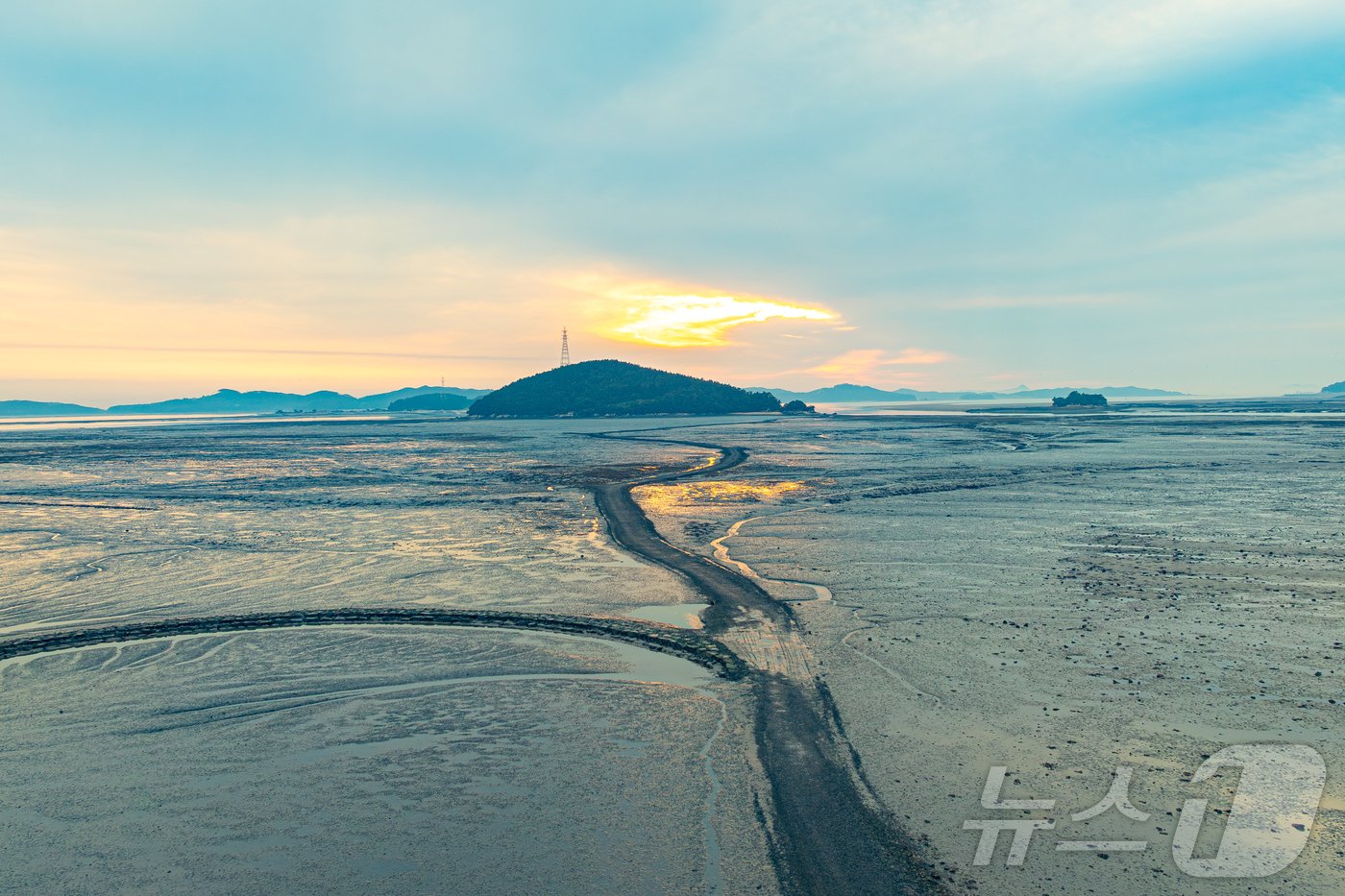 본문 이미지 - 웅도바다갈라짐_썰물 때만 모습을 드러내는 노둣길이 웅도와 조도를 연결한다&#40;한국관광공사 제공&#41;