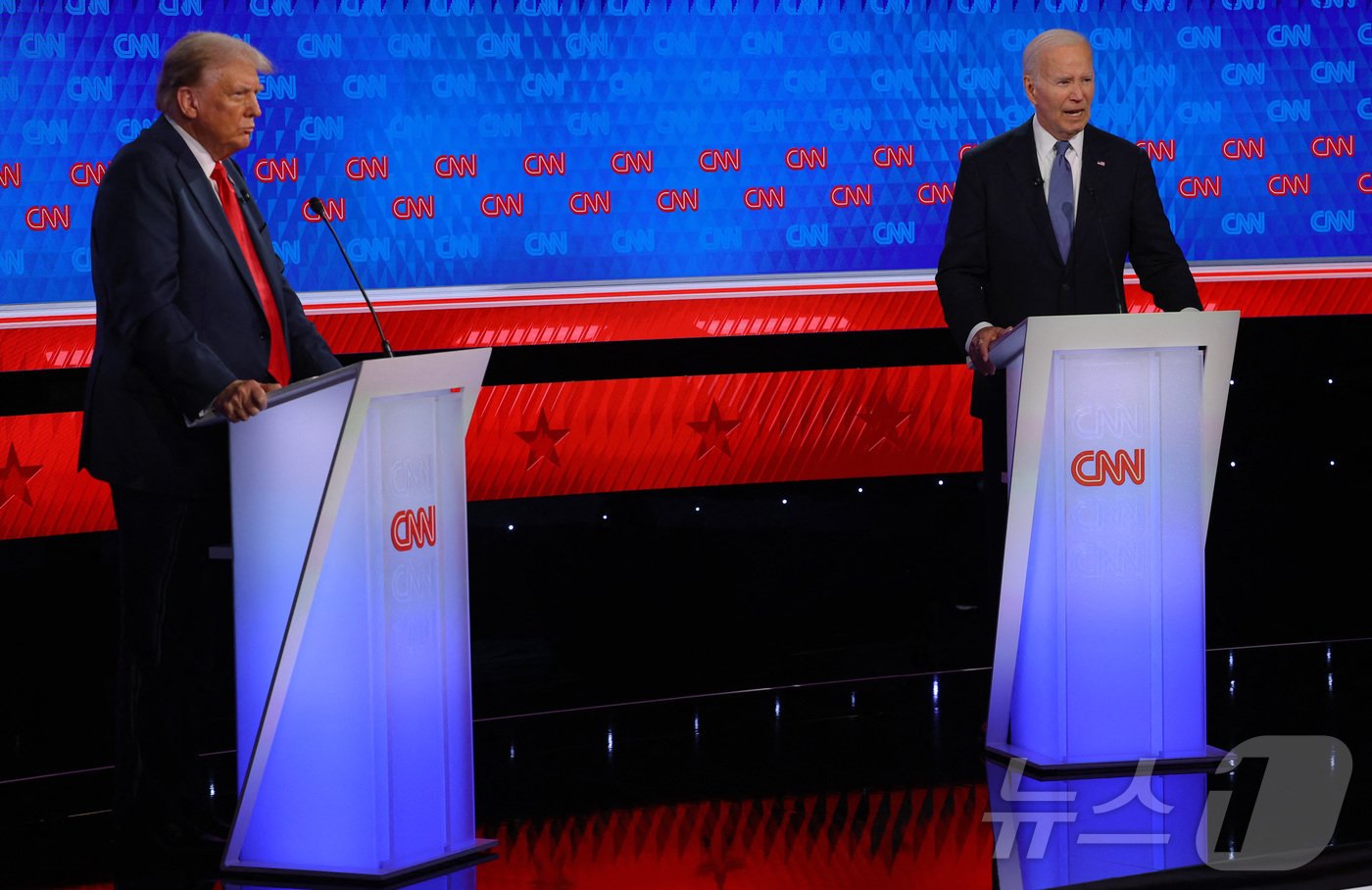 본문 이미지 - 도널드 트럼프 미국 대통령 당선인이 11월 13일(현지시간) 조 바이든 대통령의 초청으로 백악관에서 회동한다. 사진은 지난 6월 27일(현지시간) 당시 대선 민주당 후보인 바이든 대통령과 공화당 후보인 도널드 트럼프 전 대통이  조지아주 애틀랜타의 CNN 스튜디오에서 첫 TV 토론을 하고 있는 모습.  2024.06.27 ⓒ 로이터=뉴스1 ⓒ News1 임여익 기자