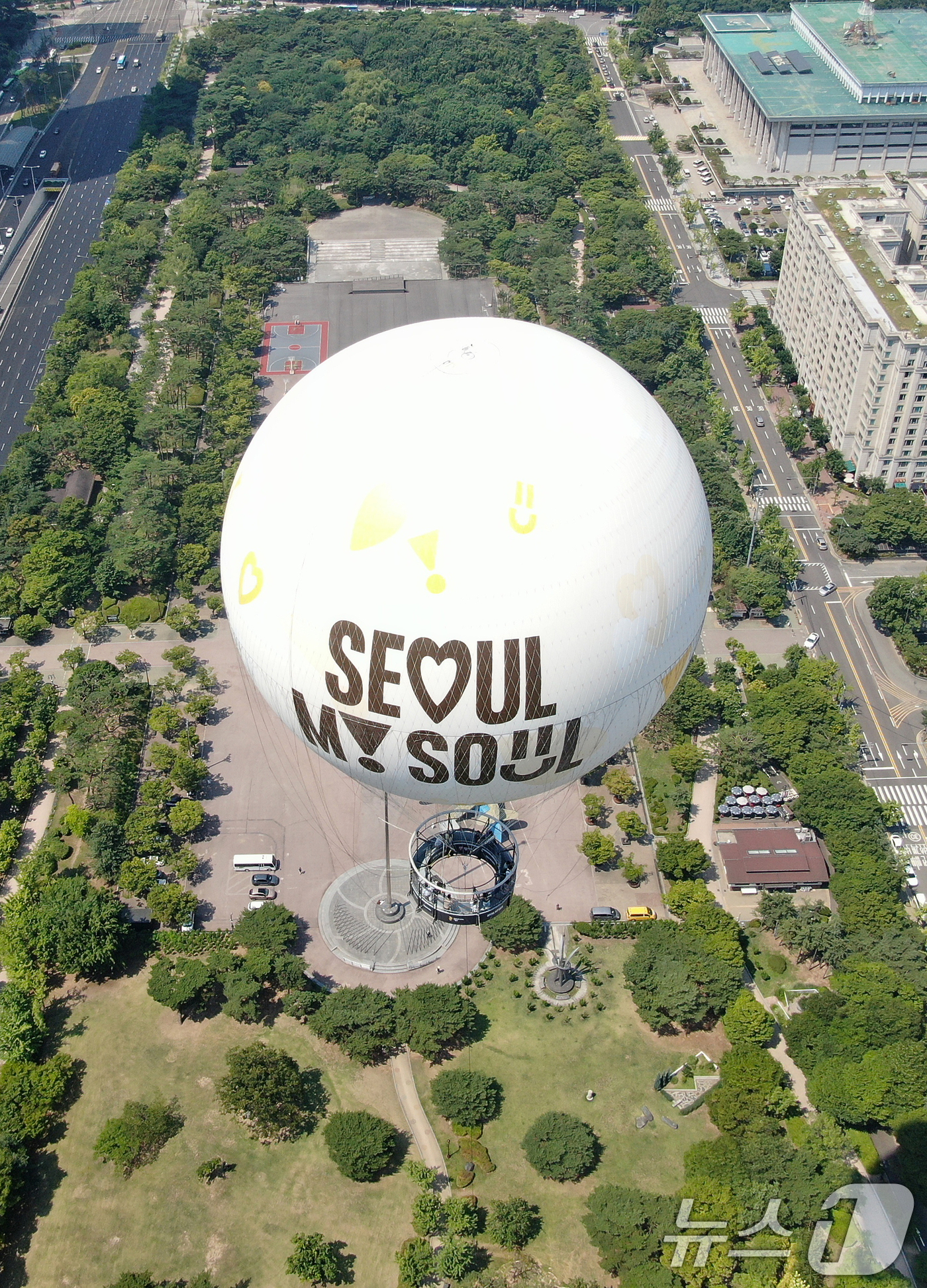 (서울=뉴스1) 김진환 기자 = 28일 서울 영등포구 여의도공원 상공에 보름달 모양의 계류식 기구 '서울달'이 시험 비행을 하고 있다.한강과 서울의 파노라마 야경을 동시에 즐길 수 …