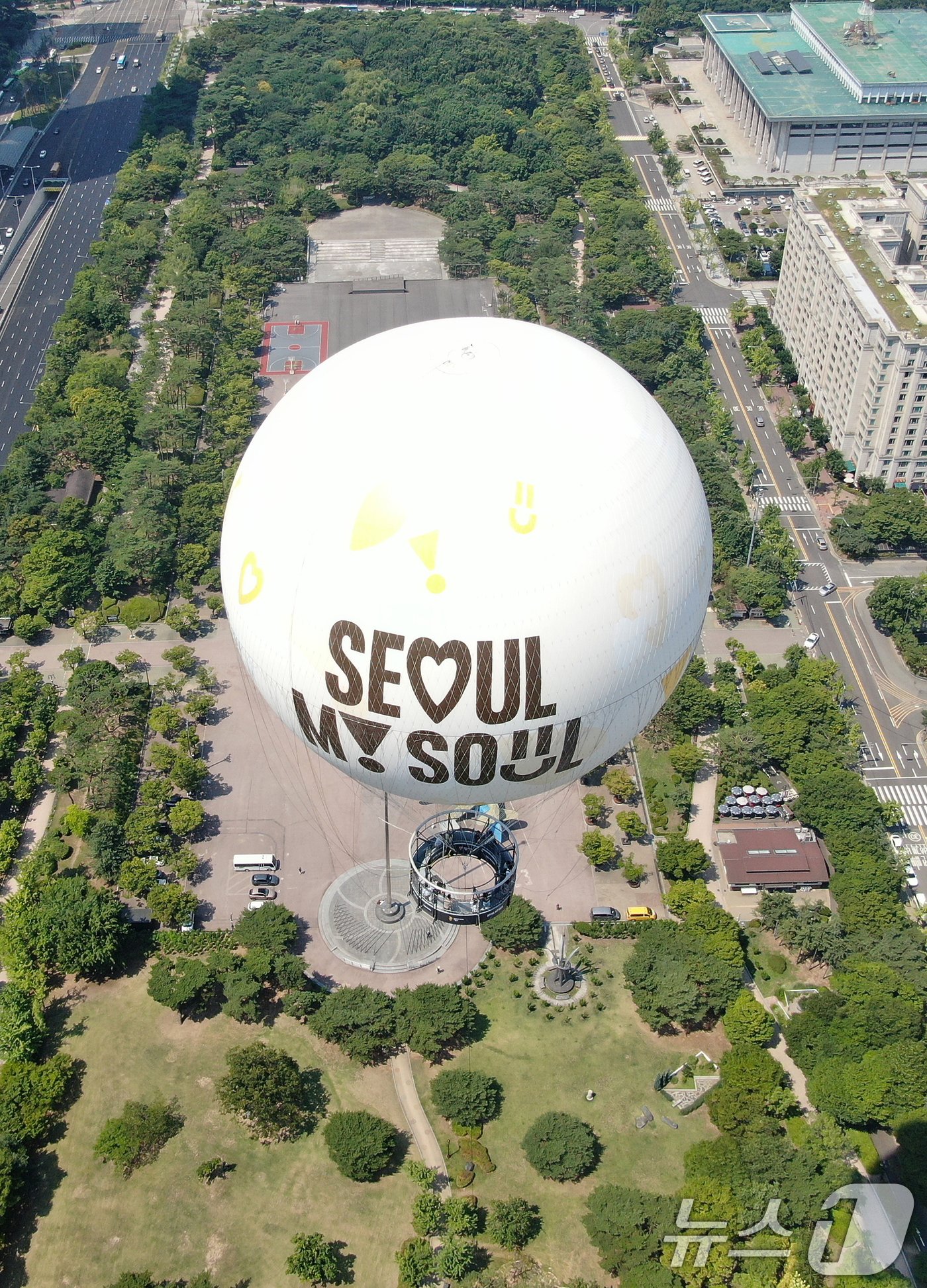 본문 이미지 - 28일 서울 영등포구 여의도공원 상공에 보름달 모양의 계류식 기구 '서울달'이 시험 비행을 하고 있다. 2024.6.28/뉴스1 ⓒ News1 김진환 기자