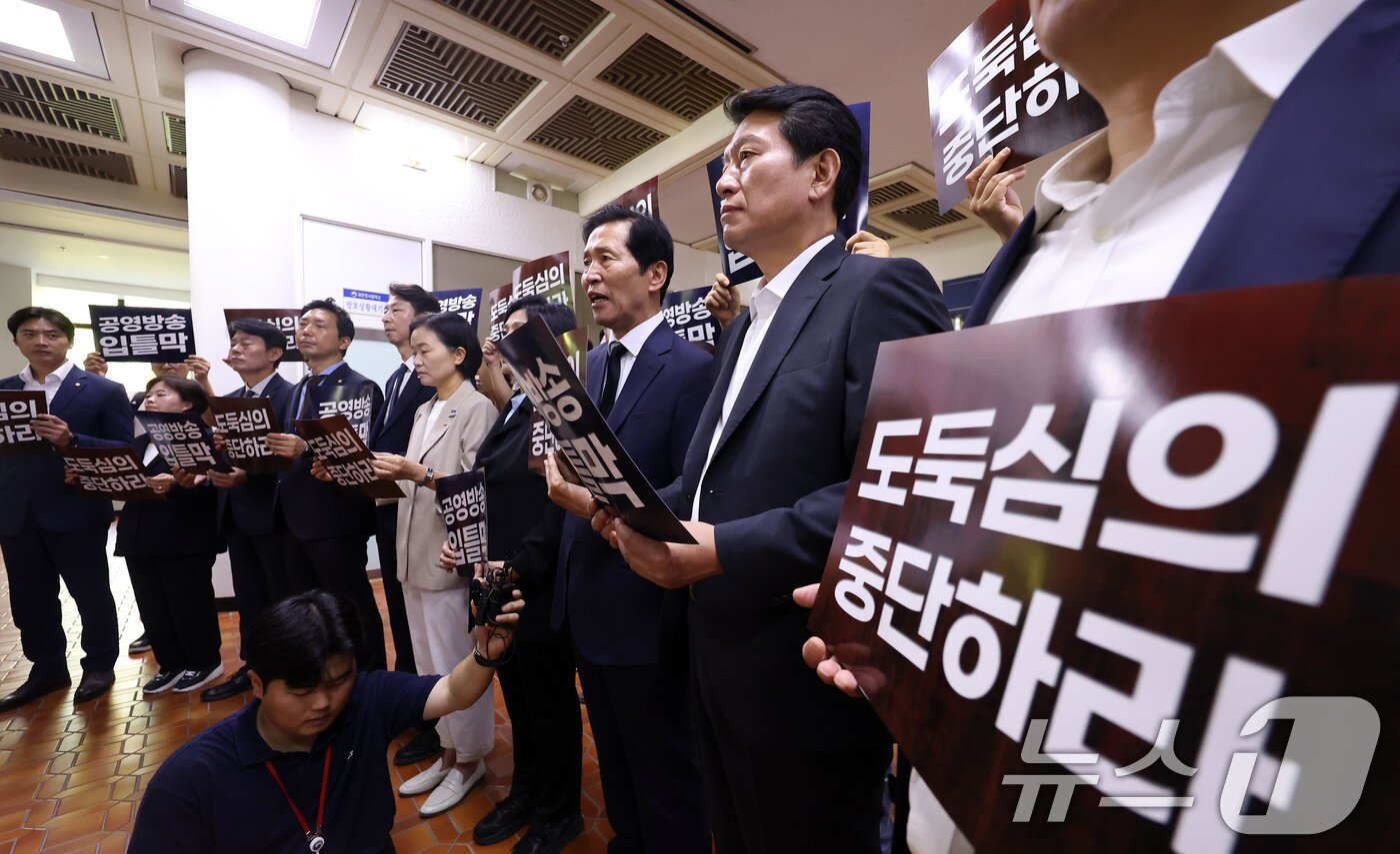 본문 이미지 - 최민희 국회 과학기술정보방송통신위원회 위원장을 비롯한 야당 의원들이 28일 오전 경기 과천정부청사 방송통신위원회&#40;방통위&#41; 민원실에서 &#39;방통위 2인 체제의 위법성&#39;을 강조하며 김홍일 위원장 규탄 기자회견을 하고 있다. &#40;공동취재&#41; 2024.6.28/뉴스1 ⓒ News1 김영운 기자