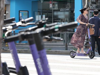 공원서 킥보드 몰다 60대 부부 쳐 아내 숨지게 한 여고생 송치