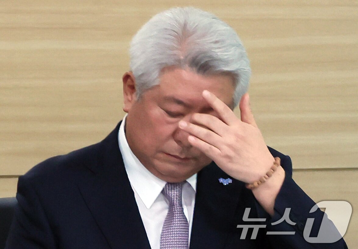 본문 이미지 - 김홍일 방송통신위원장이 28일 정부과천청사 방송통신위원회에서 열린 제32차 위원회 회의를 주재하던 중 잠시 얼굴을 만지고 있다. &#40;공동취재&#41; 2024.6.28/뉴스1 ⓒ News1 김영운 기자