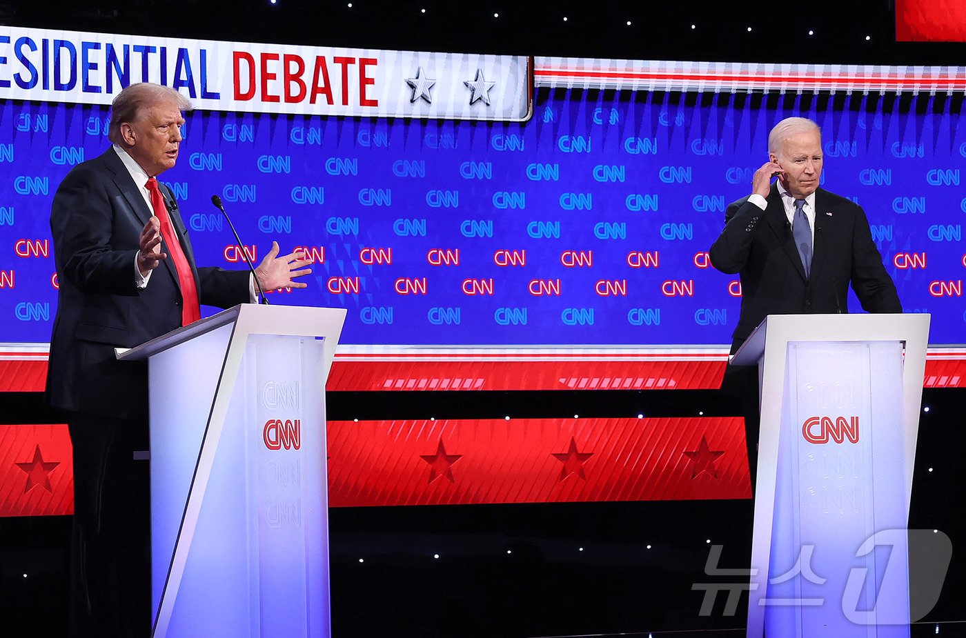 본문 이미지 - 미국 대선 민주당 후보인 조 바이든 대통령과 공화당 후보인 도널드 트럼프 전 대통령이 지난달 27일(현지시간) 조지아주 애틀랜타의 CNN 스튜디오에서 첫 TV 토론을 하고 있다. ⓒ AFP=뉴스1 ⓒ News1 임여익 기자