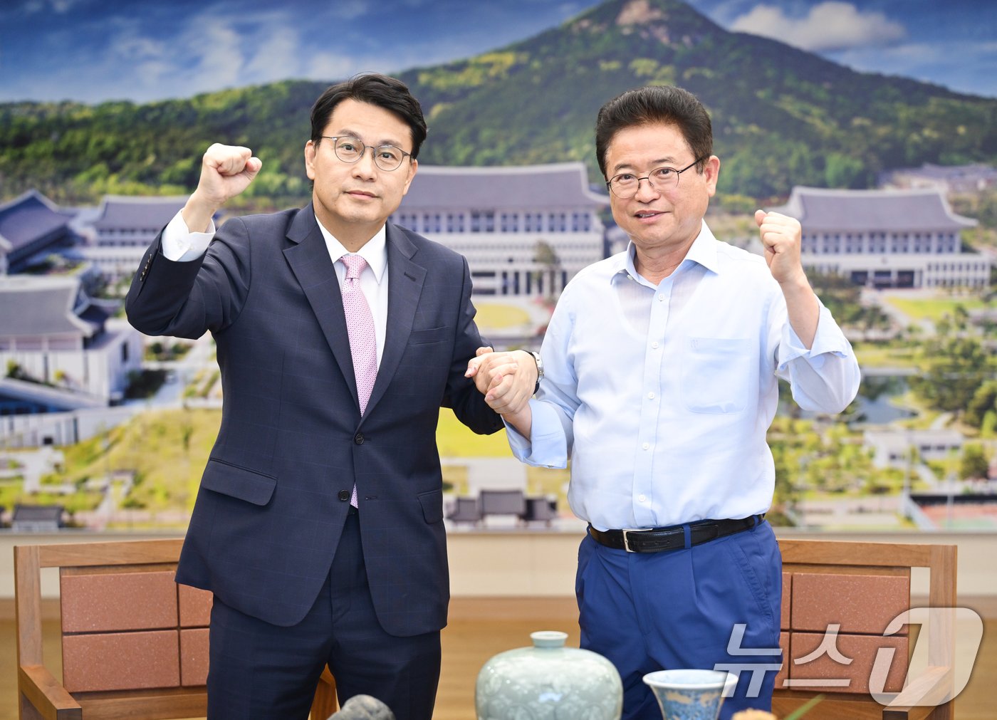 본문 이미지 - 윤상현 국민의힘 당대표 후보(왼쪽)가 28일 경상북도청을 찾아 이철우 지사와 기념 촬영하고 있다. (윤상현캠프 제공) 2024.6.28/뉴스1 ⓒ News1 안은나 기자