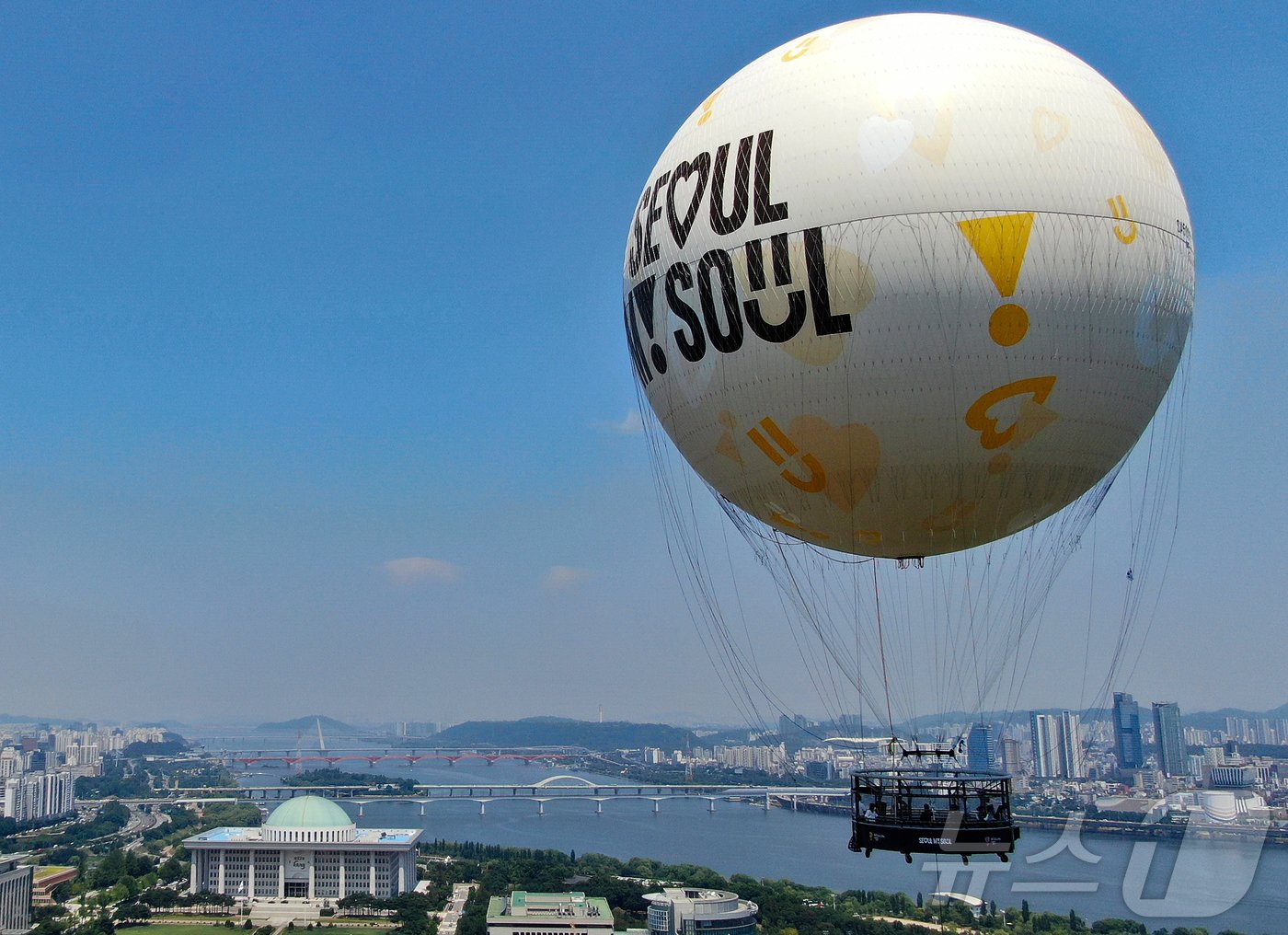 28일 서울 영등포구 여의도공원 상공에 보름달 모양의 계류식 기구 &#39;서울달&#39;이 시험 비행을 하고 있다. 2024.6.28/뉴스1 ⓒ News1 김진환 기자