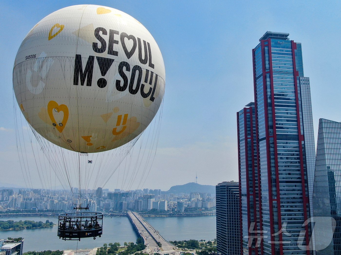 28일 서울 영등포구 여의도공원 상공에 보름달 모양의 계류식 기구 &#39;서울달&#39;이 시험 비행을 하고 있다. 2024.6.28/뉴스1 ⓒ News1 김진환 기자