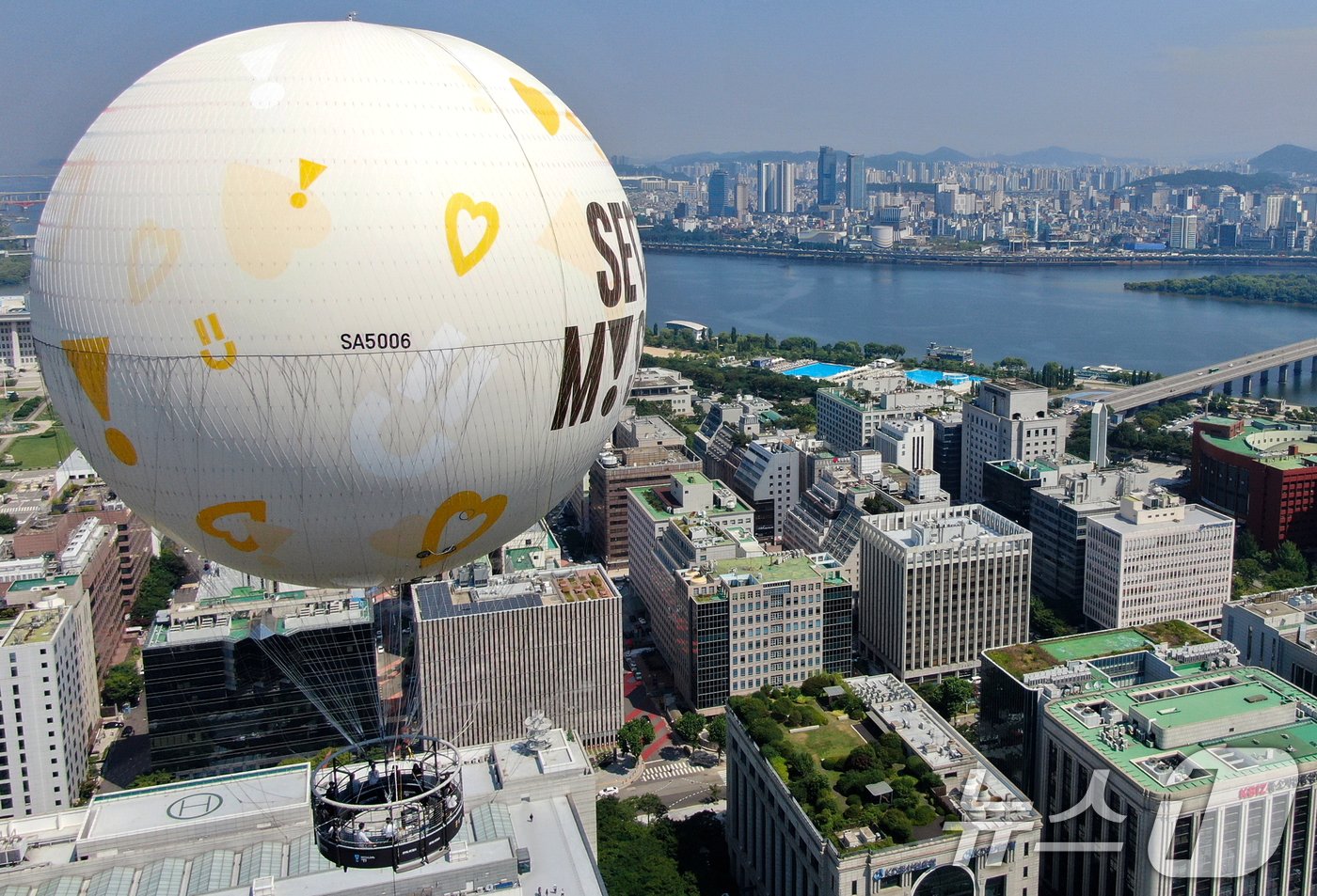 본문 이미지 - 28일 서울 영등포구 여의도공원 상공에 보름달 모양의 계류식 기구 '서울달'이 시험 비행을 하고 있다. 2024.6.28/뉴스1 ⓒ News1 김진환 기자