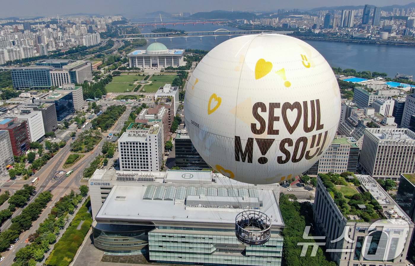 28일 서울 영등포구 여의도공원 상공에 보름달 모양의 계류식 기구 &#39;서울달&#39;이 시험 비행을 하고 있다. 2024.6.28/뉴스1 ⓒ News1 김진환 기자