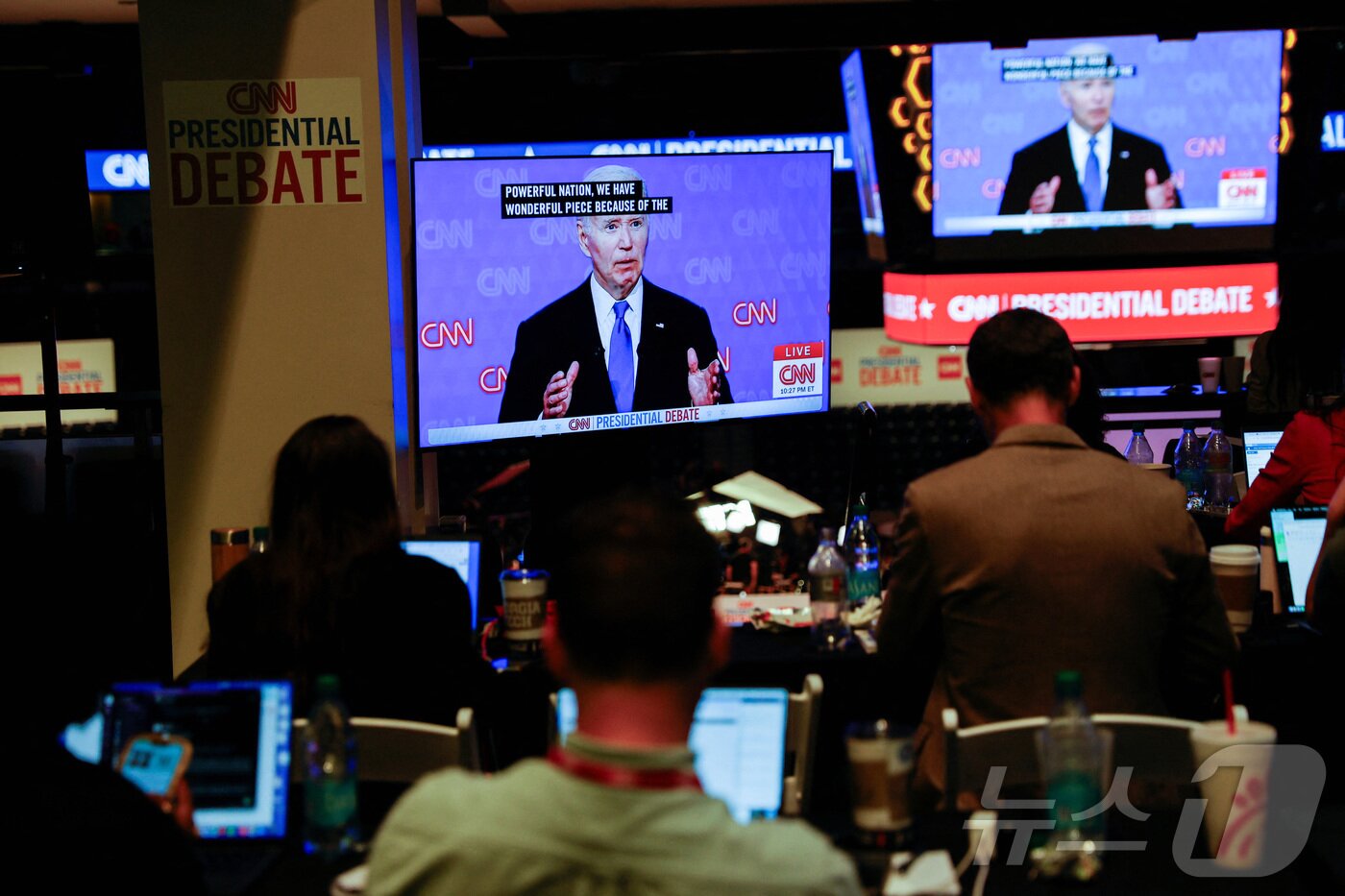 본문 이미지 - 27일(현지시간) 미국 애틀랜타 CNN 스튜디오에서 대선 후보 첫 토론회가 열린 가운데, 기자실에서 토론회를 보는 취재진의 모습. 2024.06.27 ⓒ 로이터=뉴스1 ⓒ News1 임여익 기자